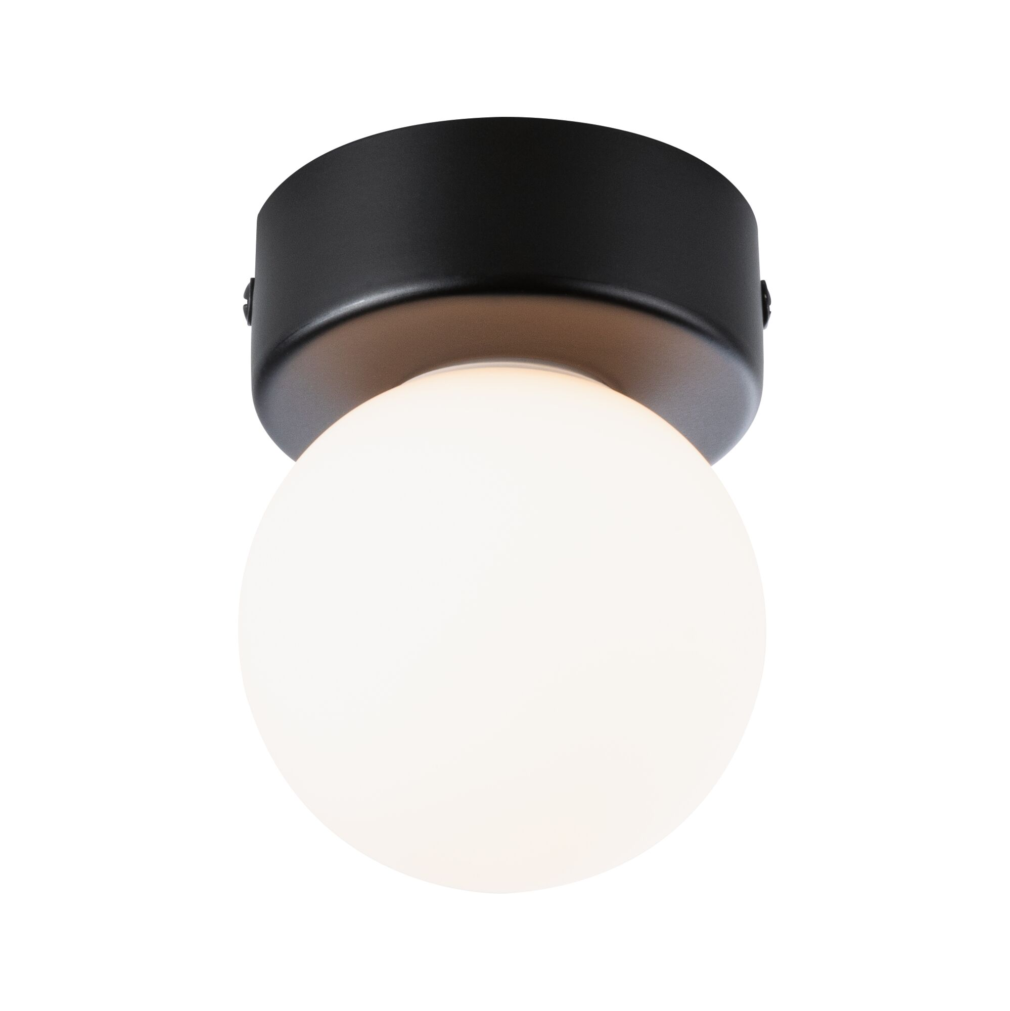 Czarna lampa sufitowa z okrągłą, białą kulą z mlecznego szkła.
