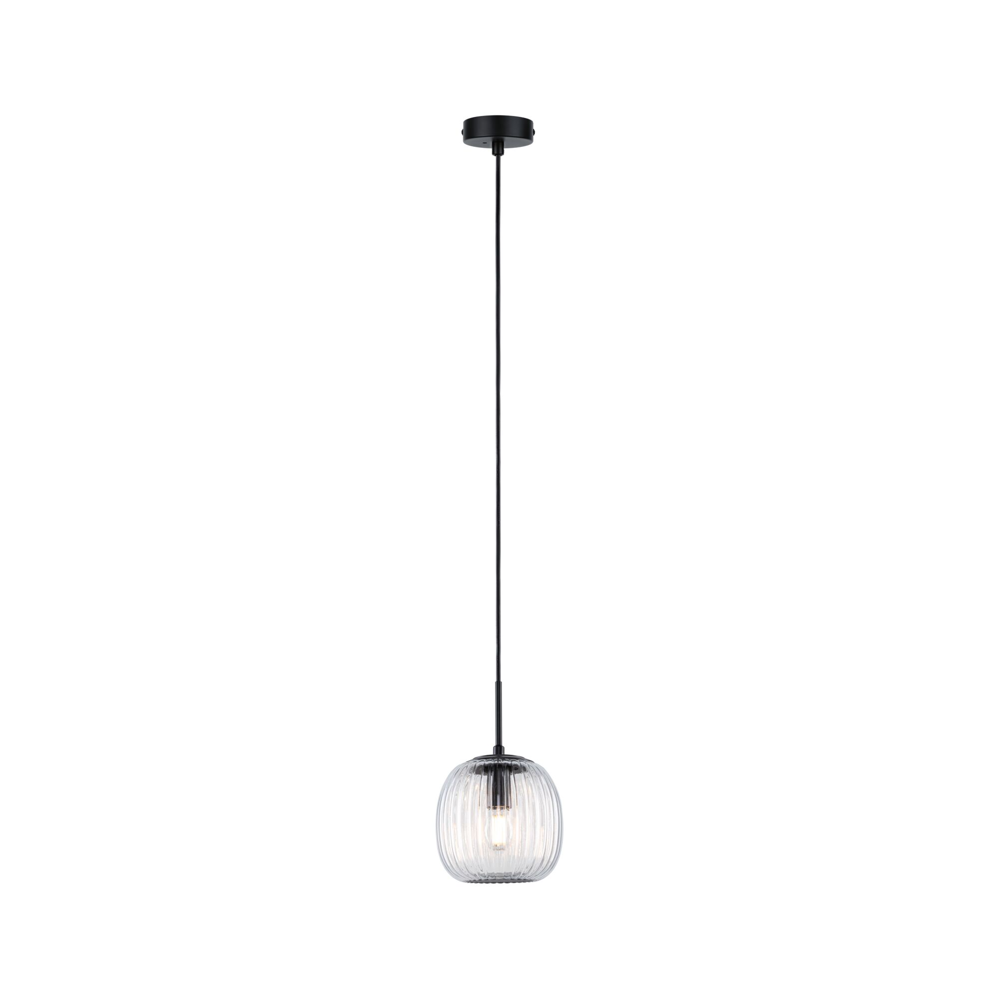 Een enkele hanglamp met een heldere, geribbelde glazen kap en zwart snoer.