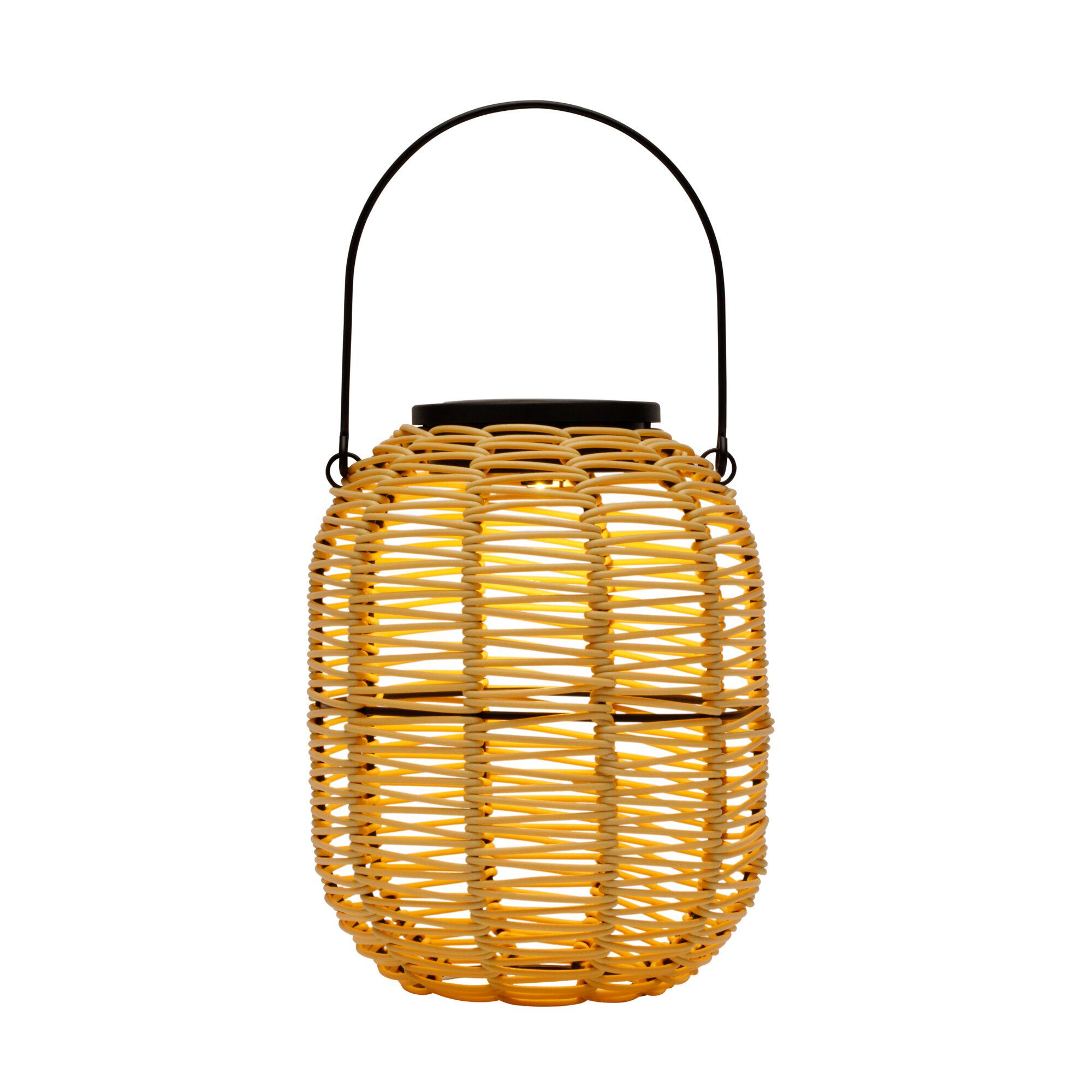Okrągły, pleciony kosz lampionu z jasnego drewna z czarnym uchwytem.