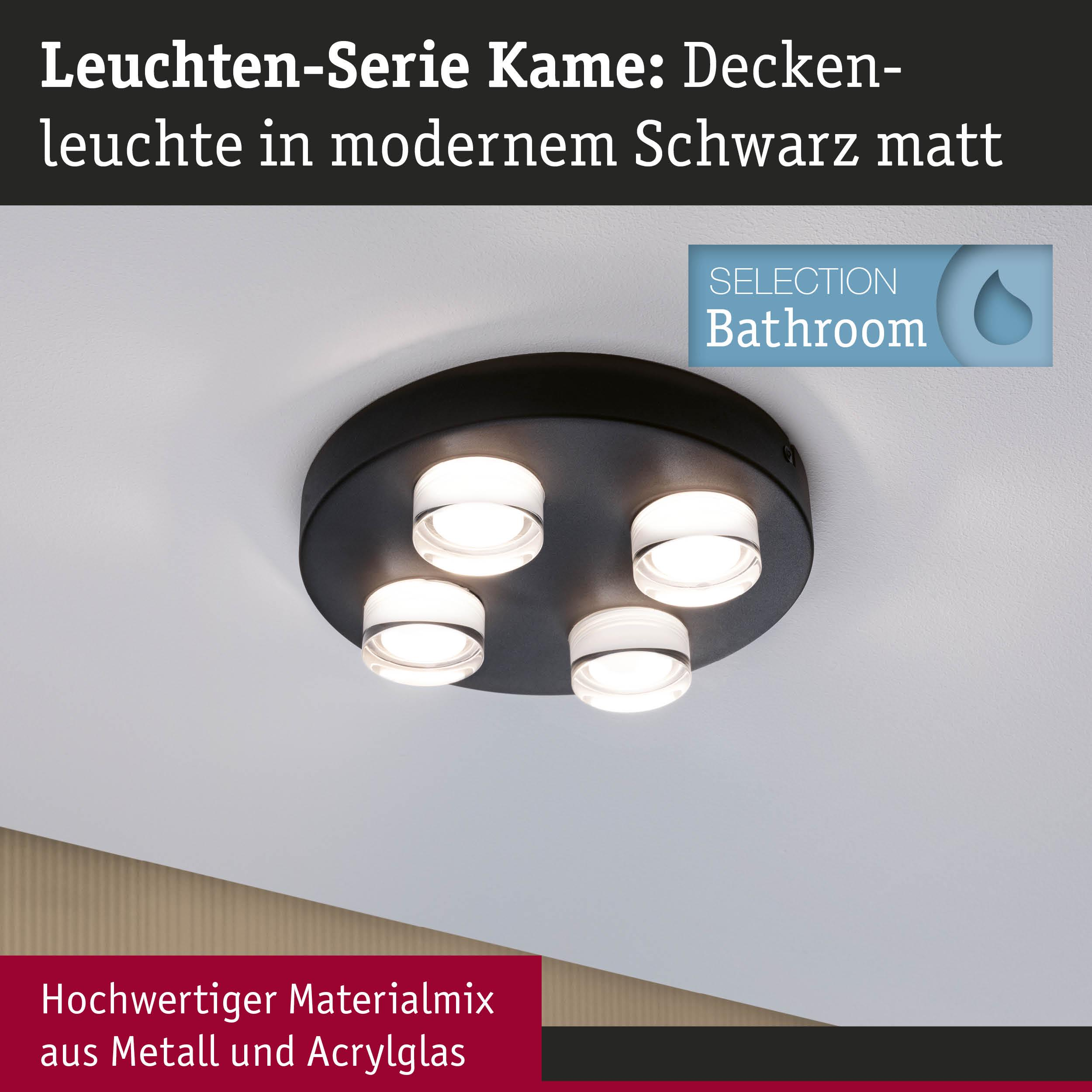 Eine schwarze Deckenleuchte mit vier Lichtern auf einer weißen Decke.