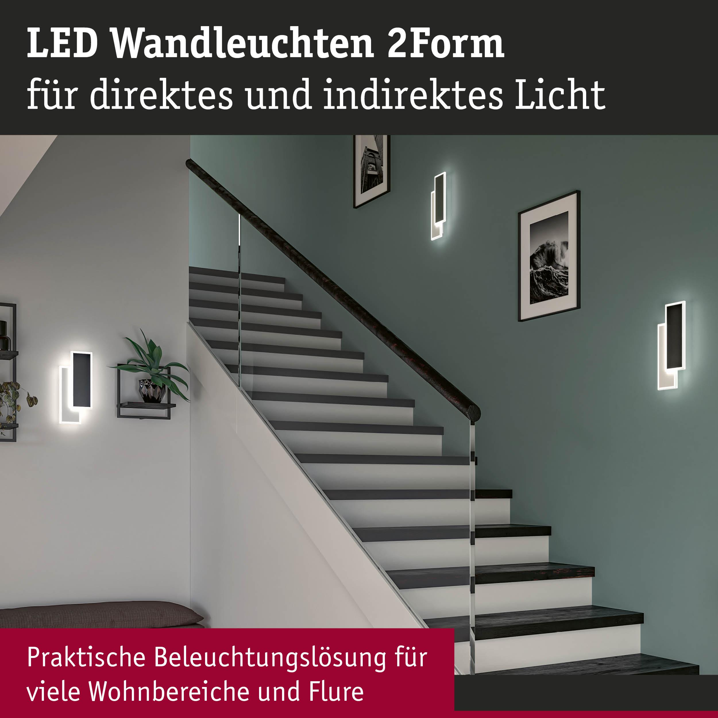 Nowoczesne schody z kinkietami LED i dziełami sztuki. Ciemna poręcz.