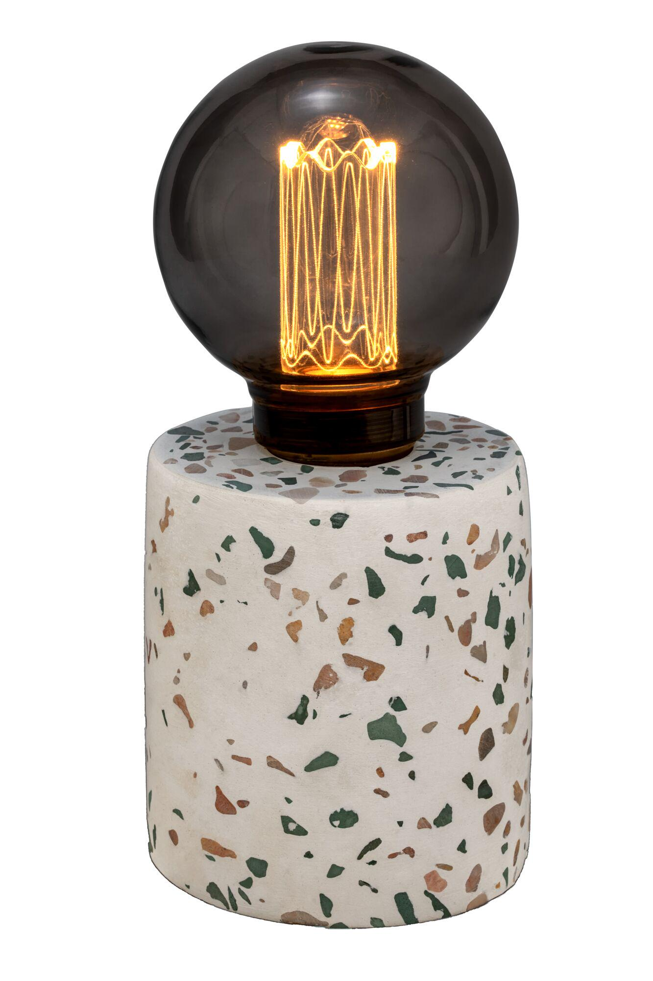 Lampa z podstawą z terakoty i ciemną żarówką z kulistym kloszem.