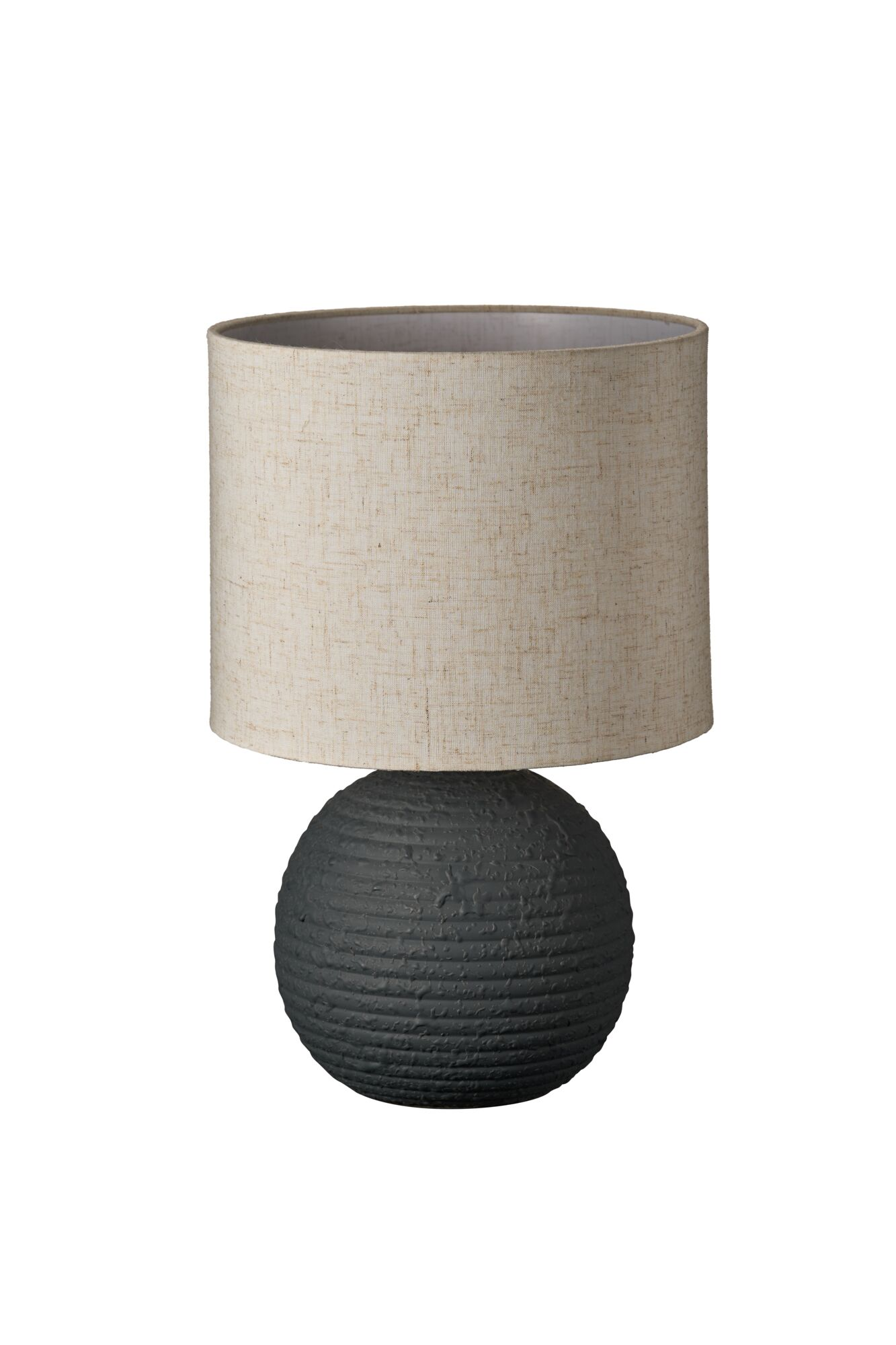 Ciemna, kulista lampa z teksturowaną podstawą i jasno beżowym abażurem.