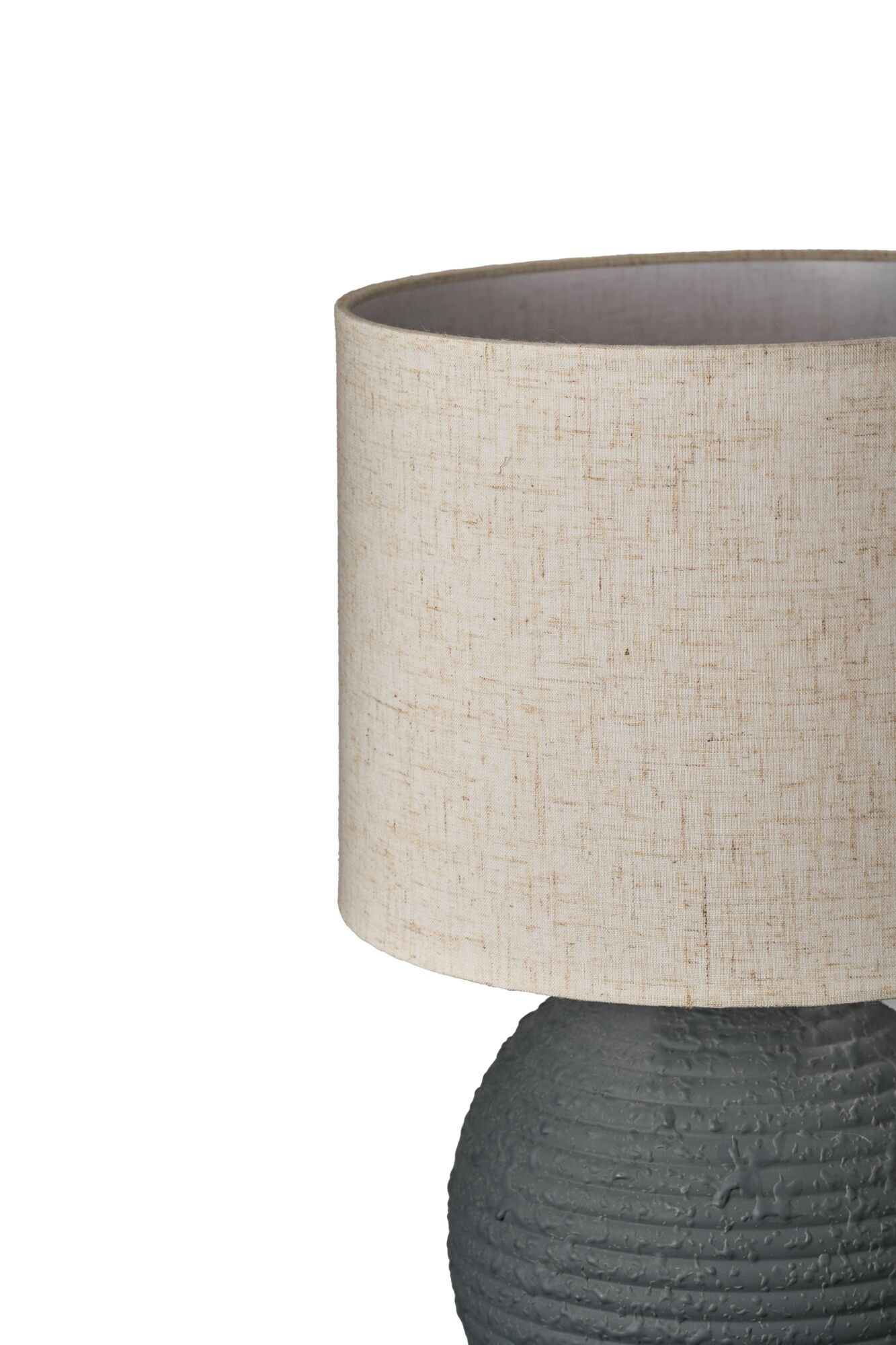 Lampa z szarą, teksturowaną podstawą i beżowym lnianym kloszem.