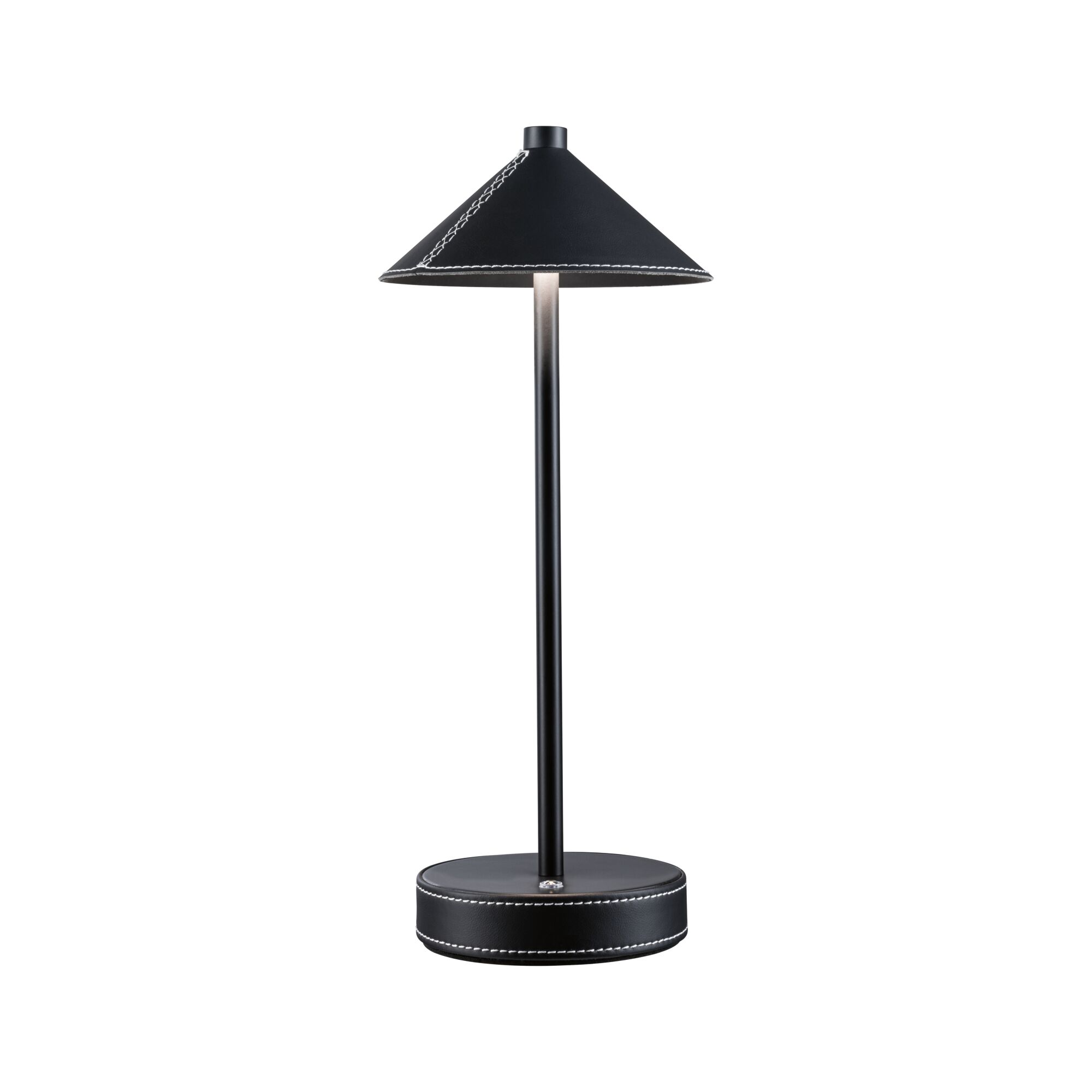 Czarna lampa stołowa z stożkowym kloszem i ozdobnymi szwami.