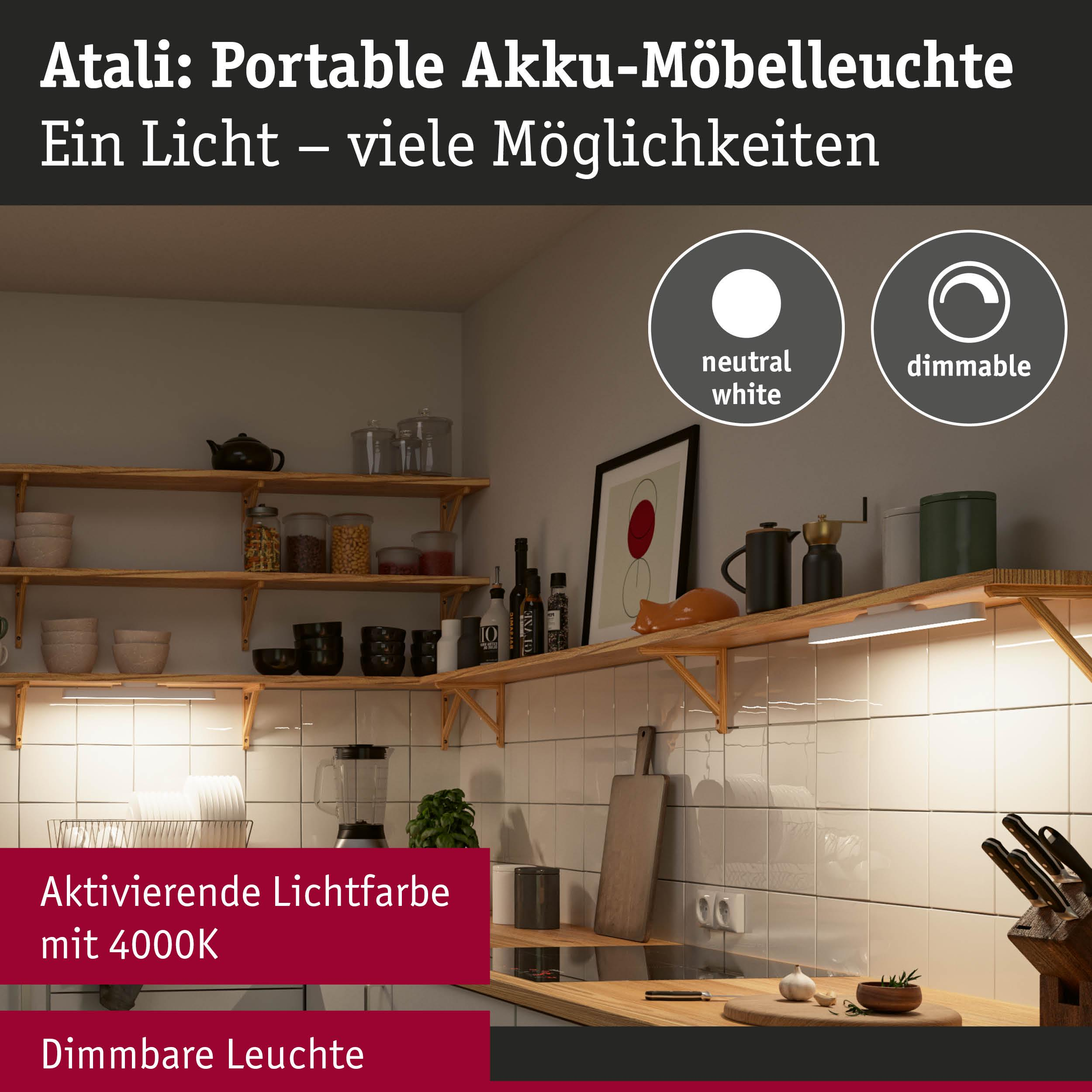 Eine Küche mit Holzregalen, Beleuchtung und Küchenutensilien.