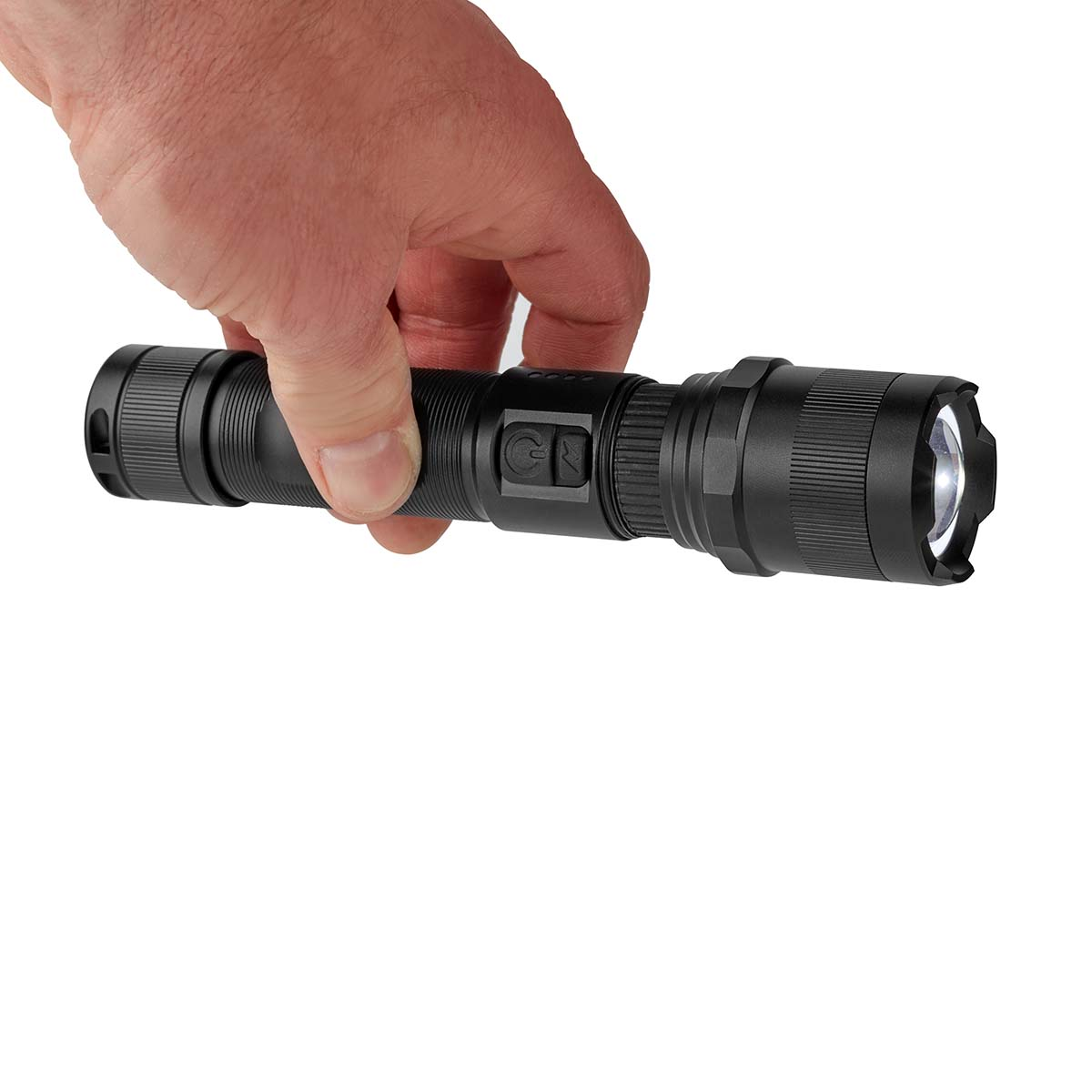Une main tient une lampe de poche noire avec une tête éclairée.