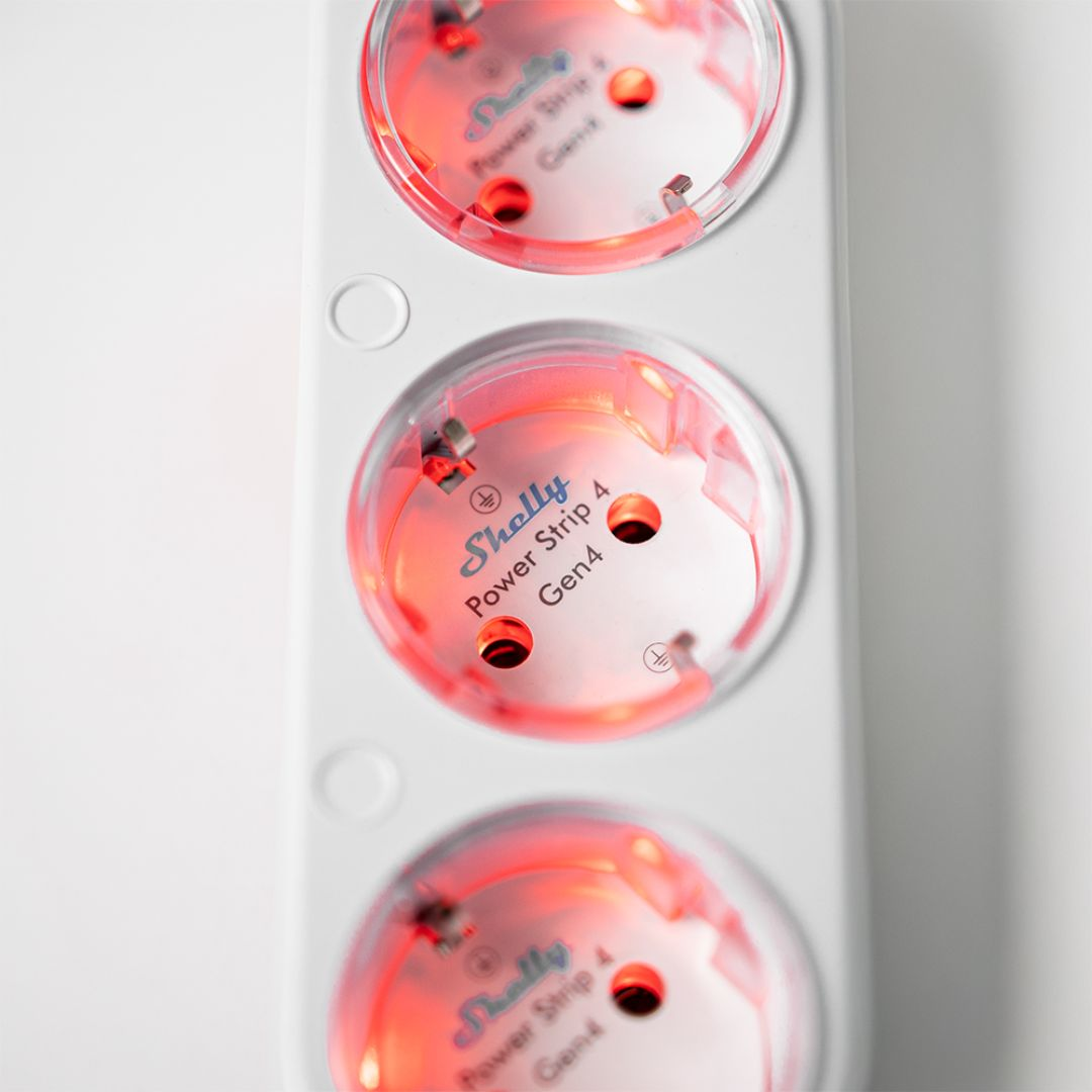 Biała listwa zasilająca Shelly Power Strip 4 Gen4 z trzema czerwonymi, podświetlanymi gniazdami.