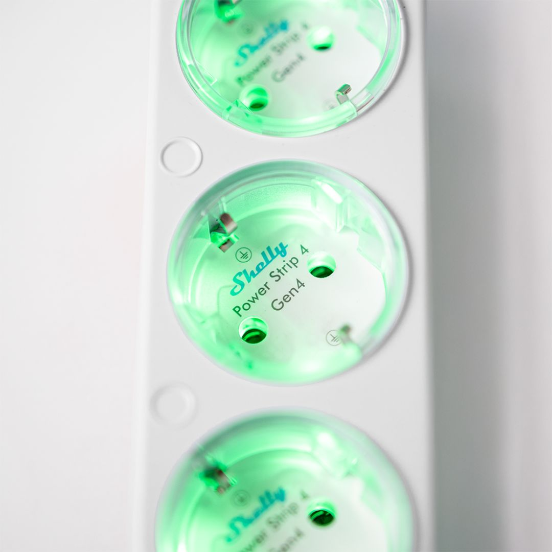 Trzy białe gniazda listwy zasilającej z zielonymi światłami LED, Shelly Power Strip 4 Gen4.