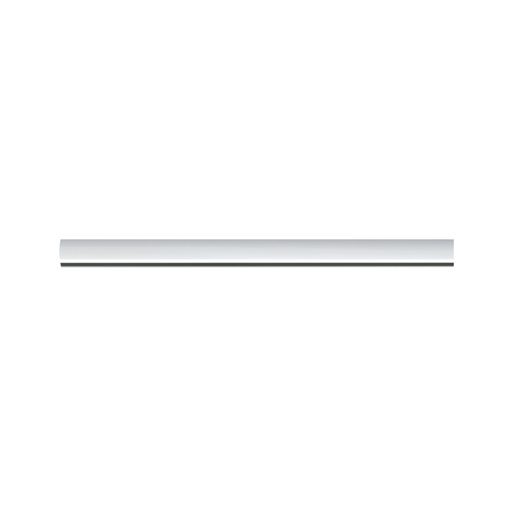 Ein langer, schmaler, silberner Metallstreifen liegt horizontal auf weißem Hintergrund.