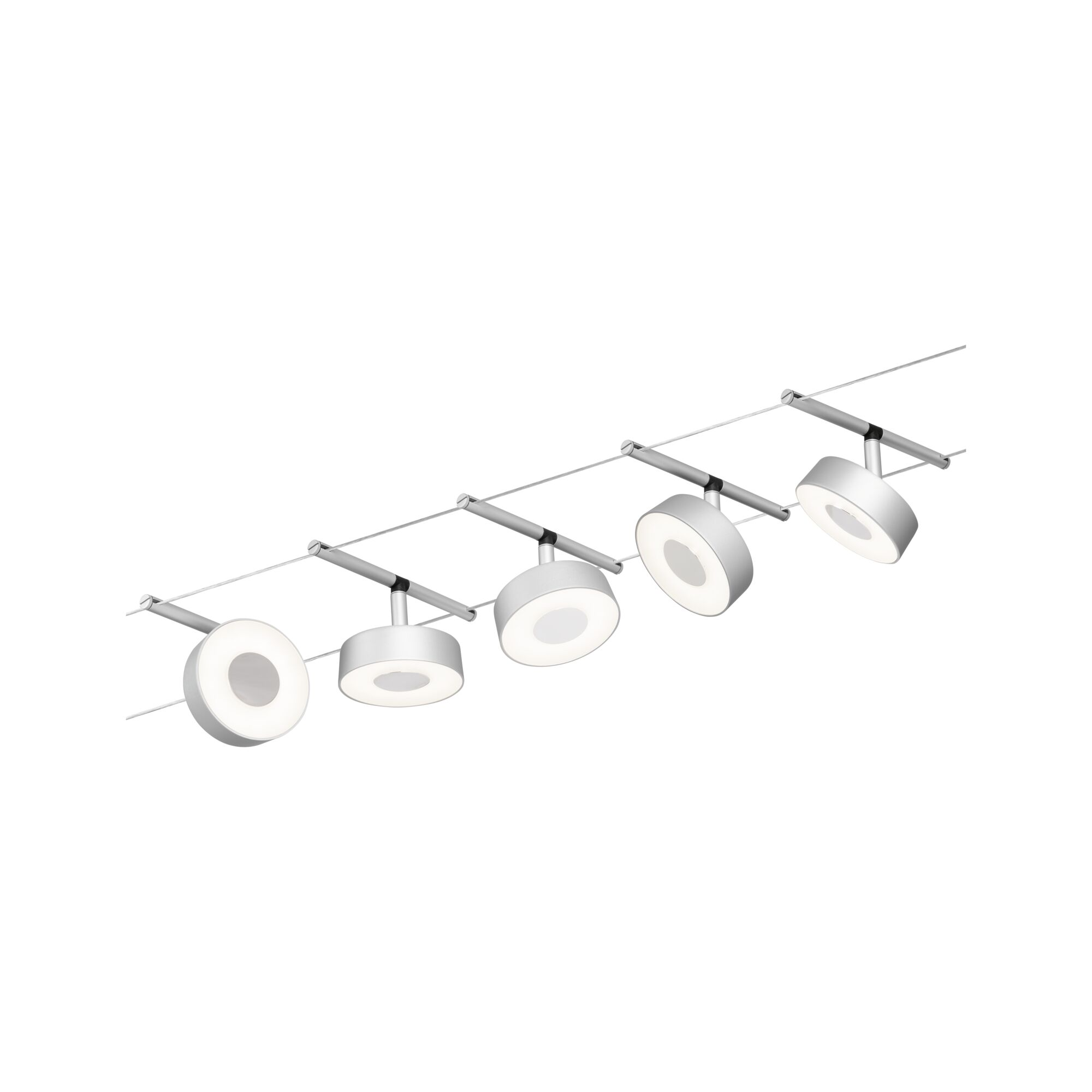 Pięć białych lamp wiszących z metalowymi wspornikami na zawieszeniu linkowym.
