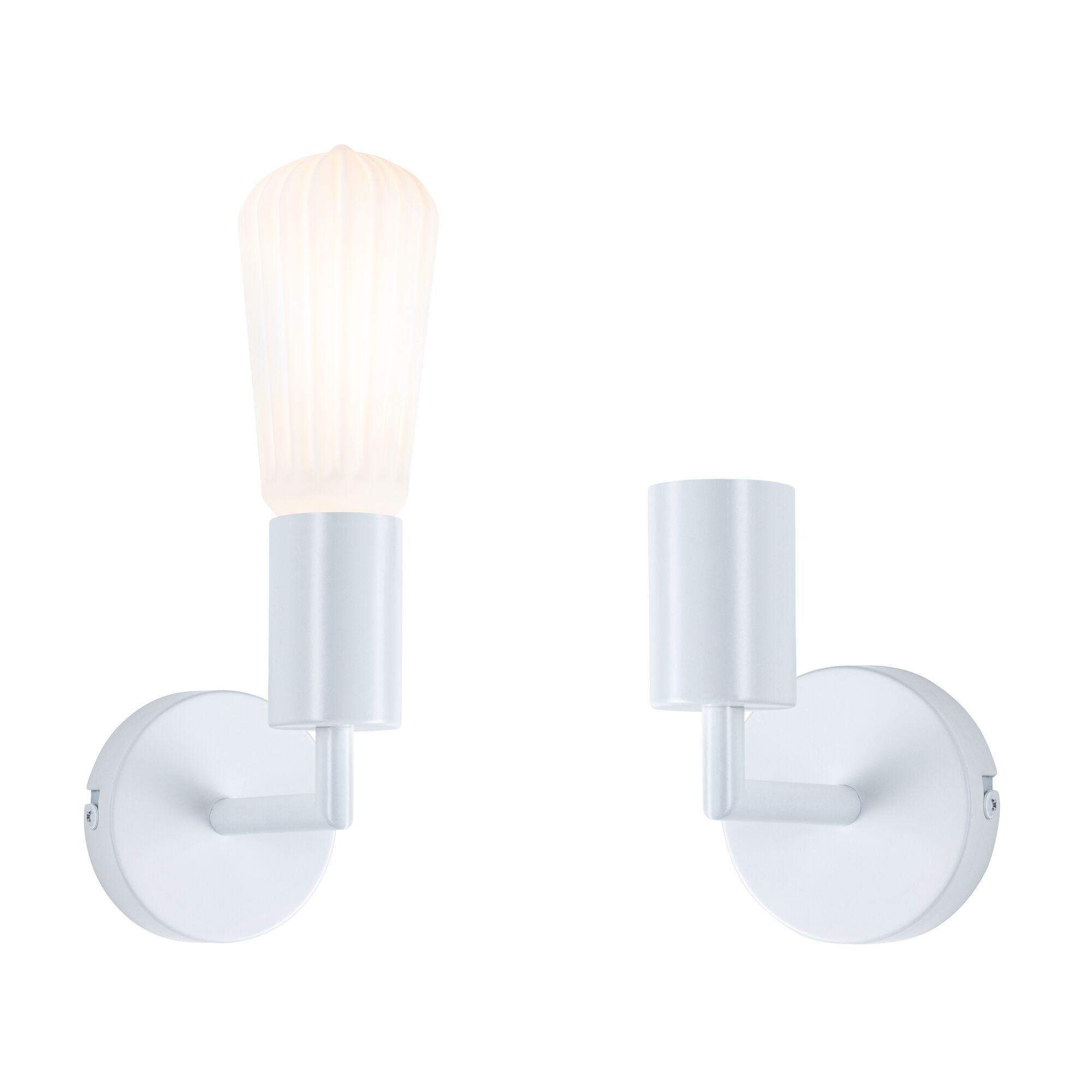 Dwie białe lampy ścienne obok siebie. Jedna jest oświetlona.