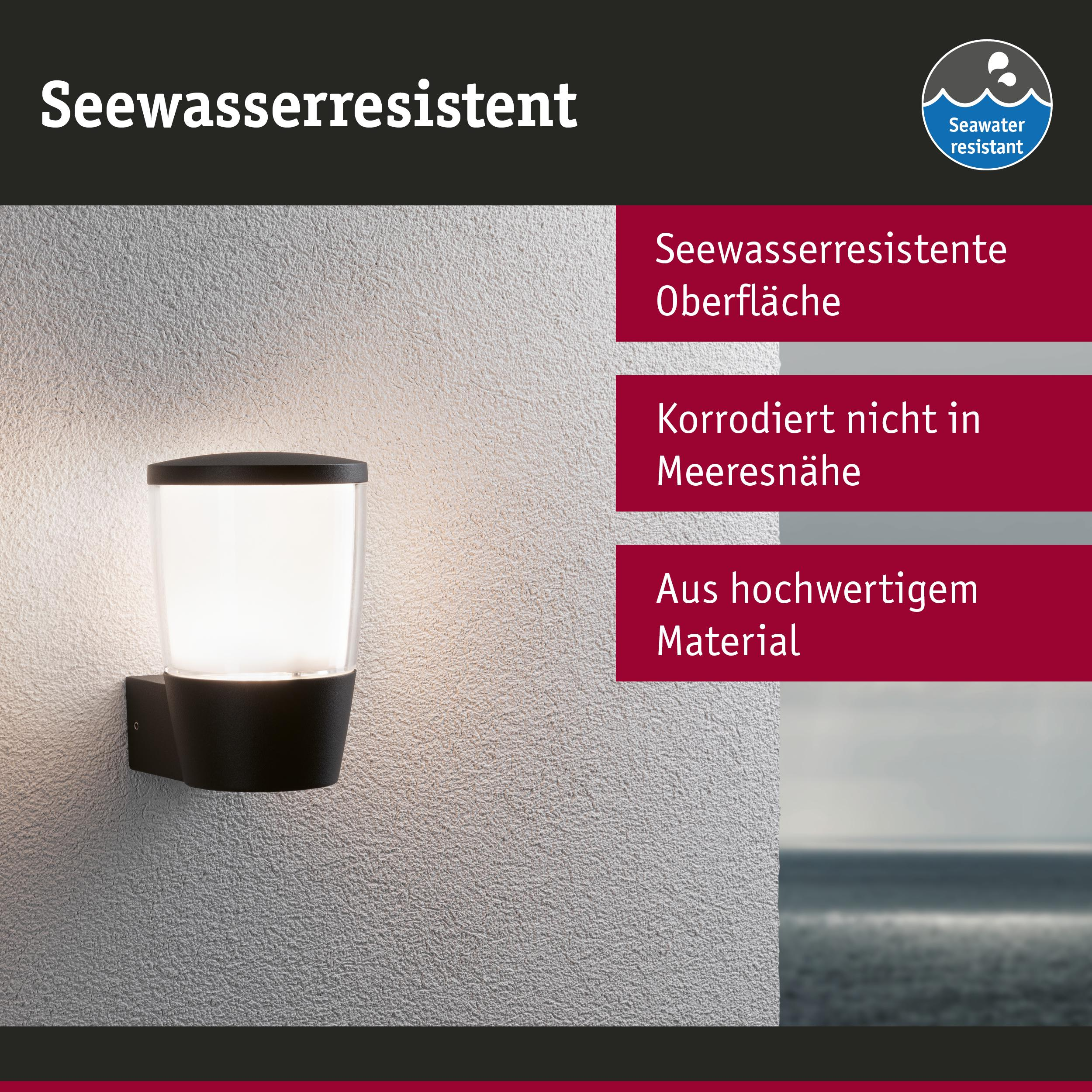 Eine seewasserresistente Außenleuchte an einer texturierten Wand.