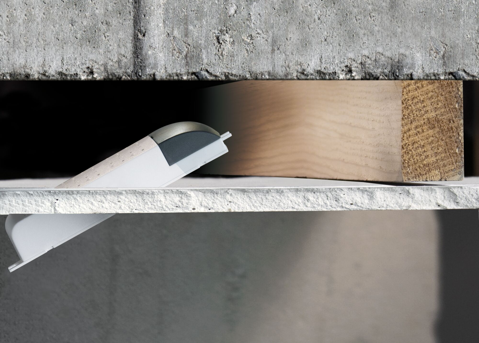 Szara ściana z betonu z belką drewnianą i białym profilem.