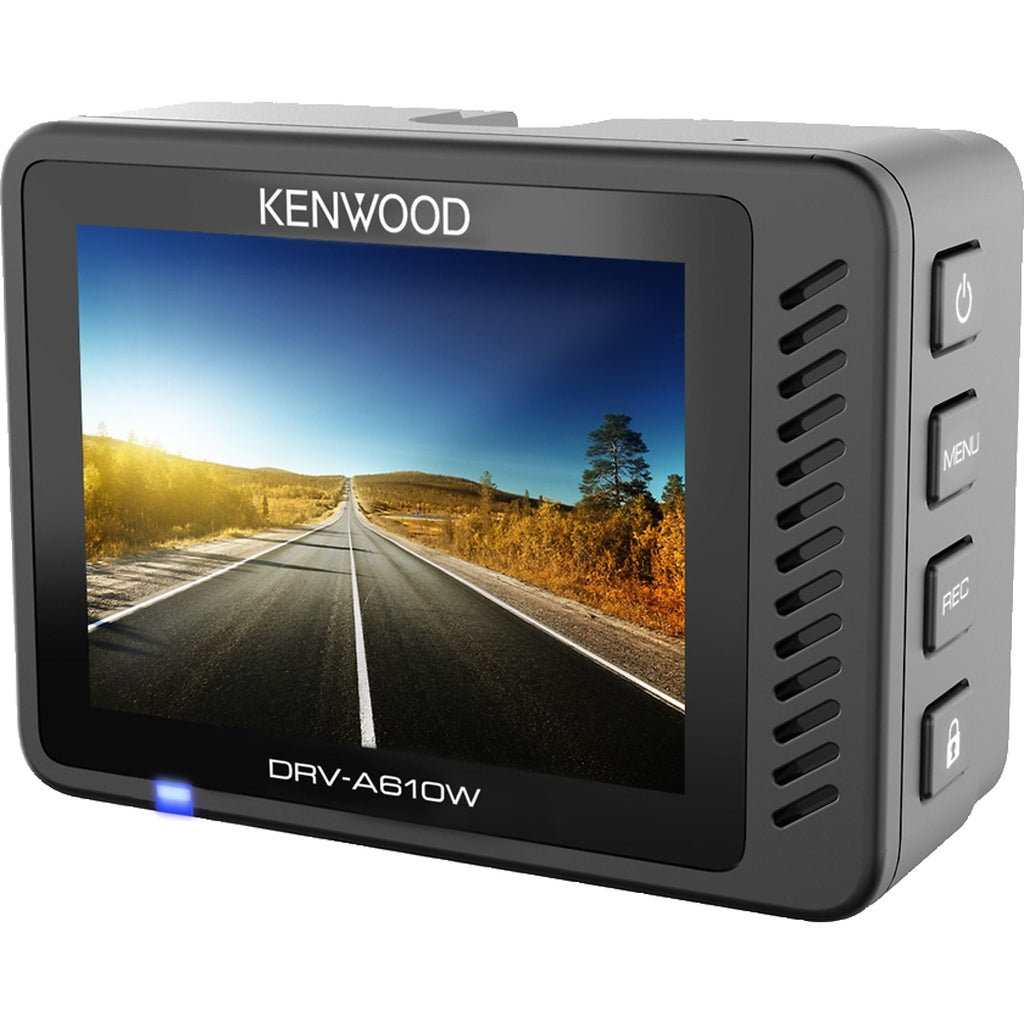 Ein schwarzer Kenwood Dashcam zeigt eine Straße mit Herbstbäumen und blauem Himmel.
