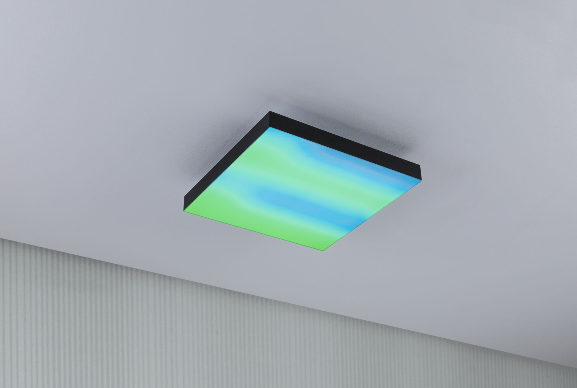 Una plafoniera quadrata con sfumatura blu e verde.