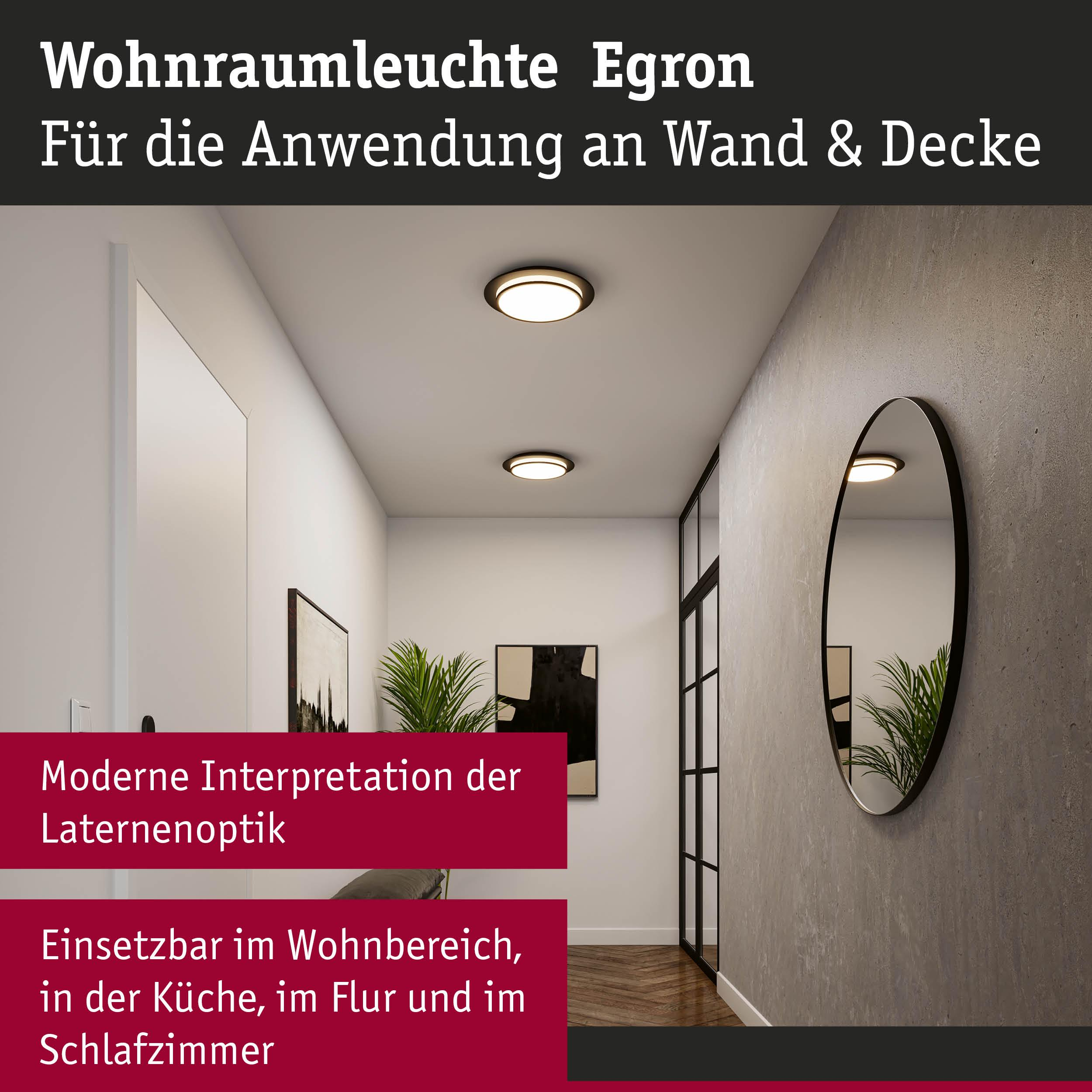Moderne Leuchten an Wand und Decke in einem Flur mit Spiegel und Kunstwerk.