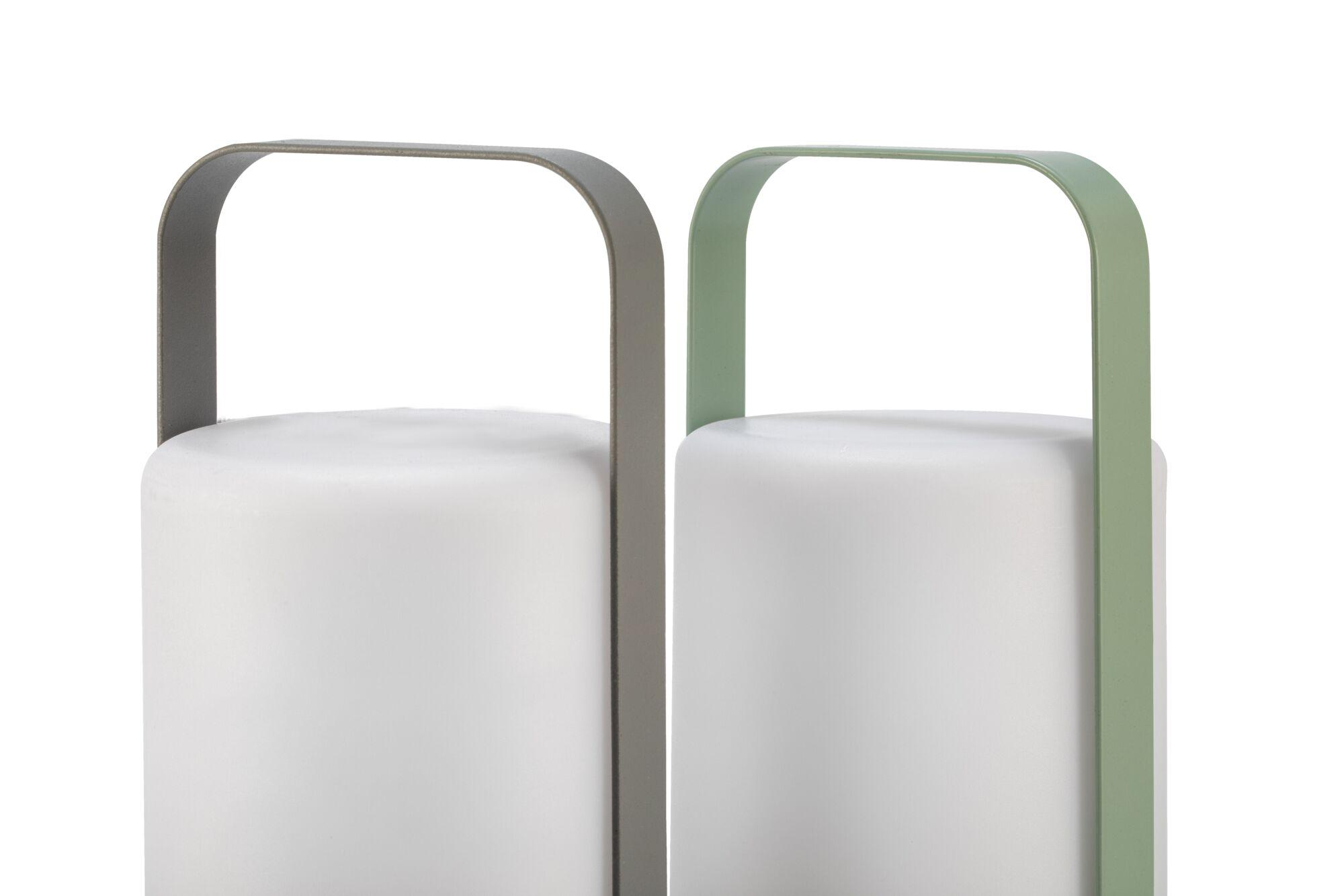 Dwie białe latarnie z szarymi i zielonymi uchwytami stoją obok siebie.