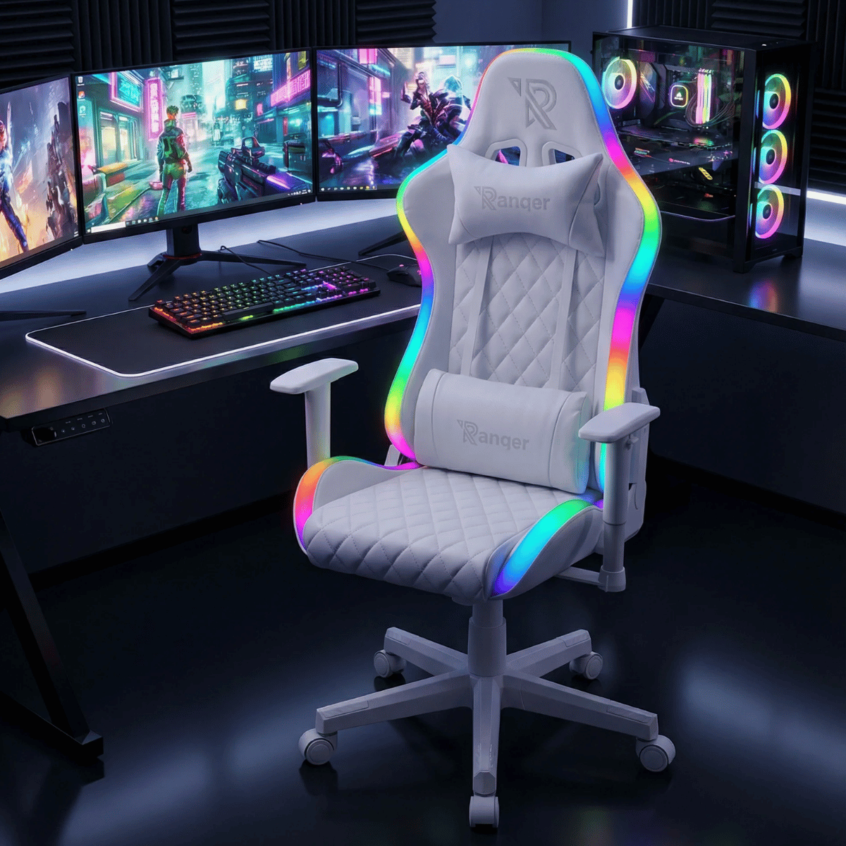 Un fauteuil gamer blanc avec éclairage RVB est devant un bureau avec trois moniteurs.