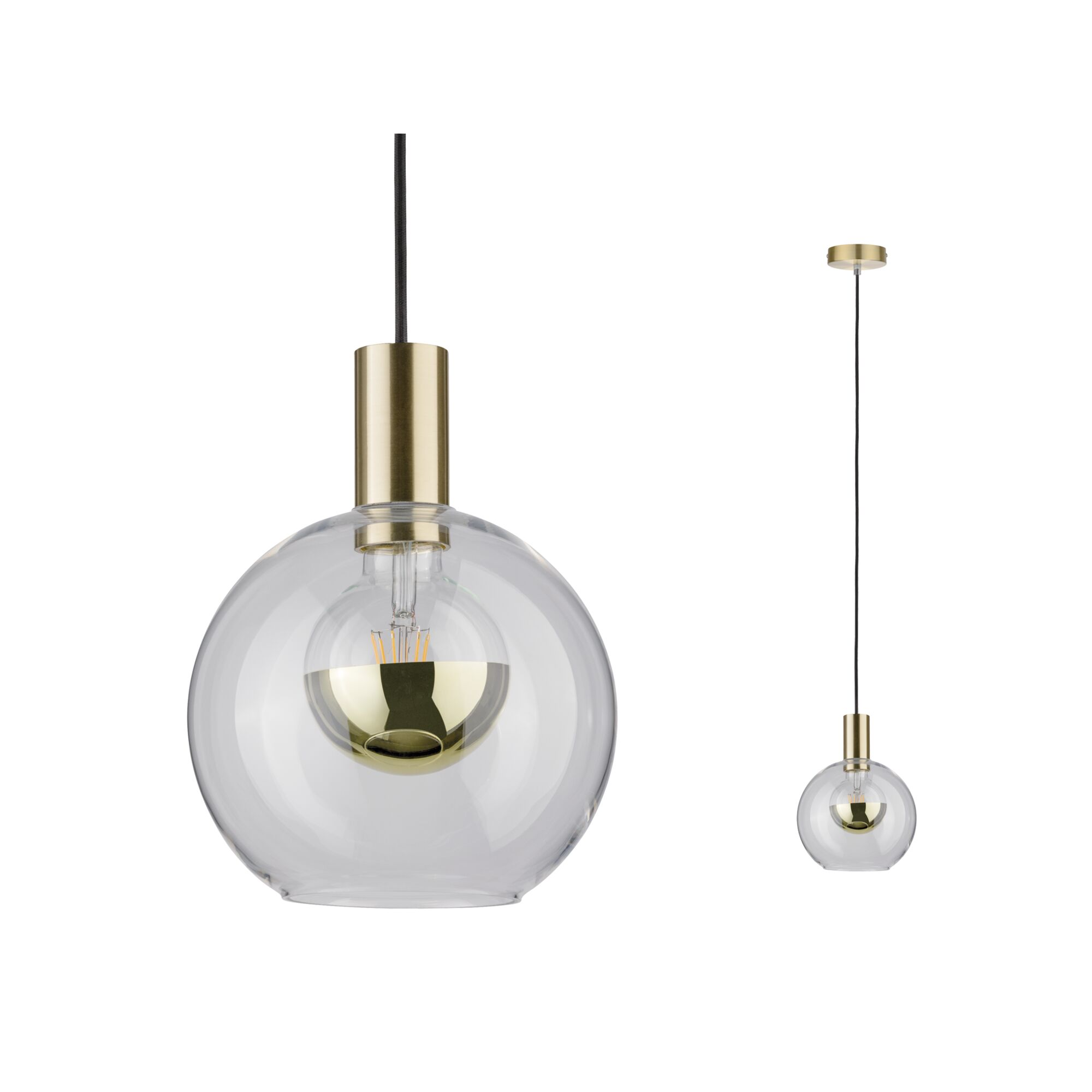Sferyczna szklana lampa wisząca z mosiężnymi akcentami i widoczną żarówką.