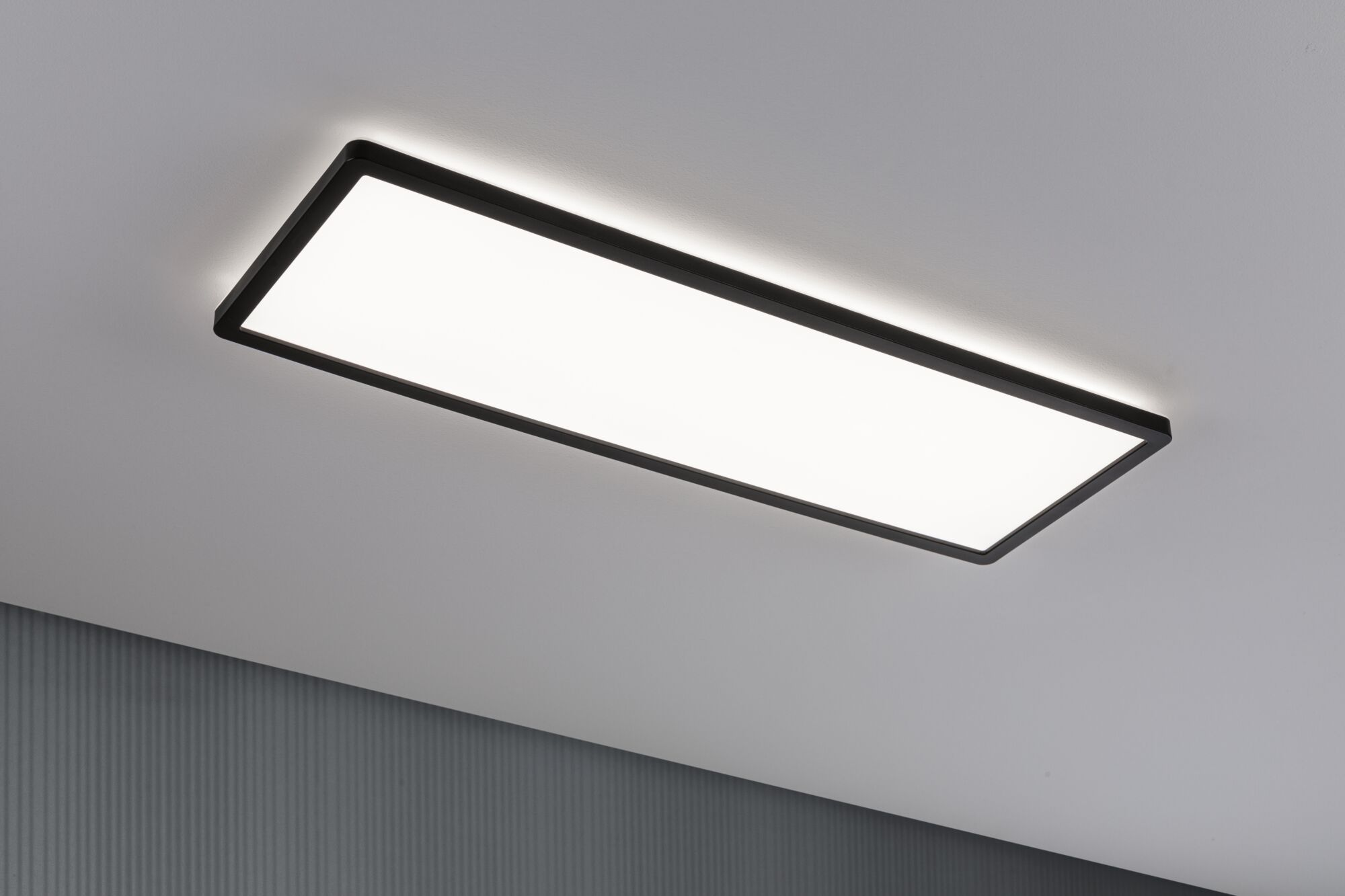 Plafoniera rettangolare con cornice nera e pannello bianco diffuso.
