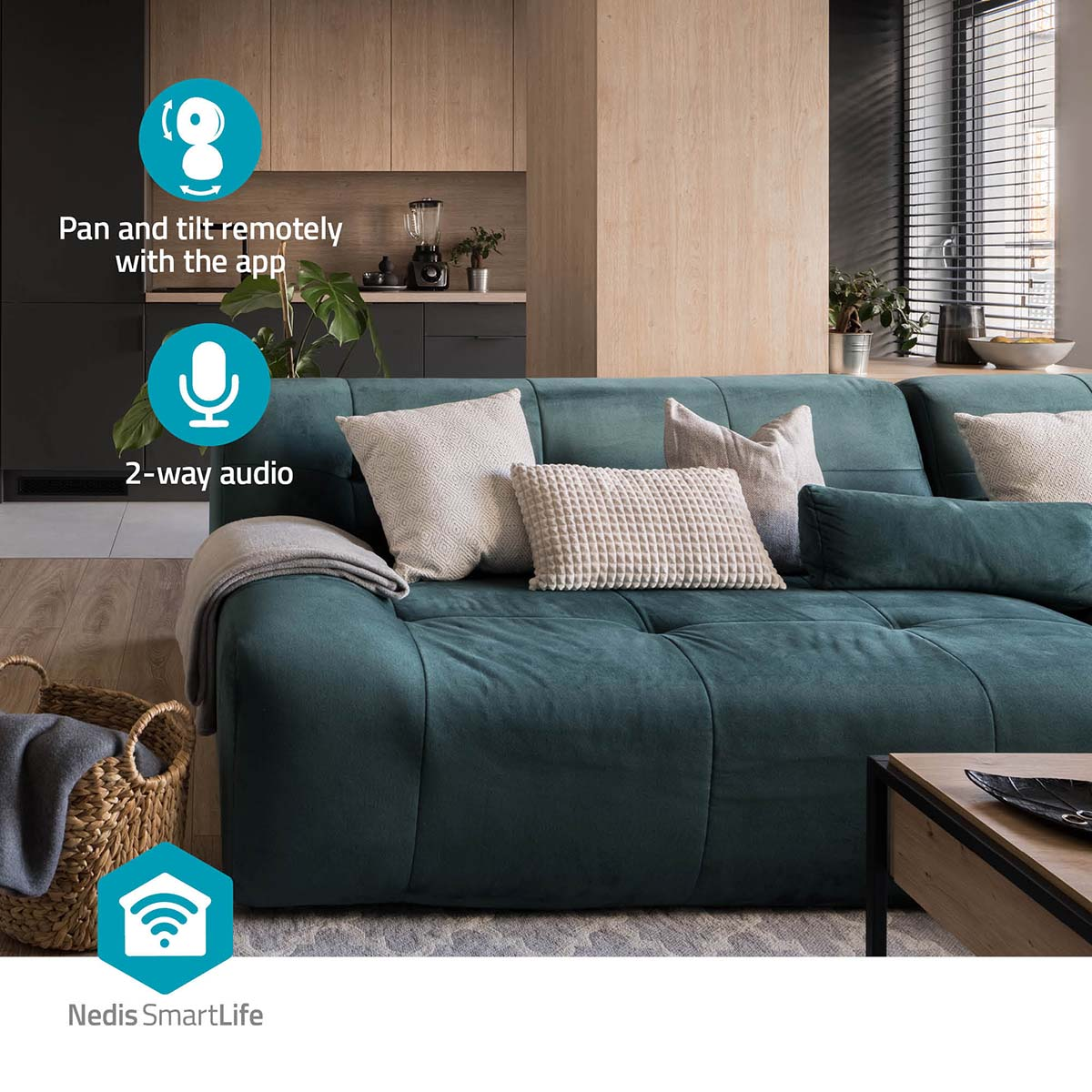 Ciemnozielona kanapa z poduszkami w nowoczesnym salonie z drewnianymi akcentami.