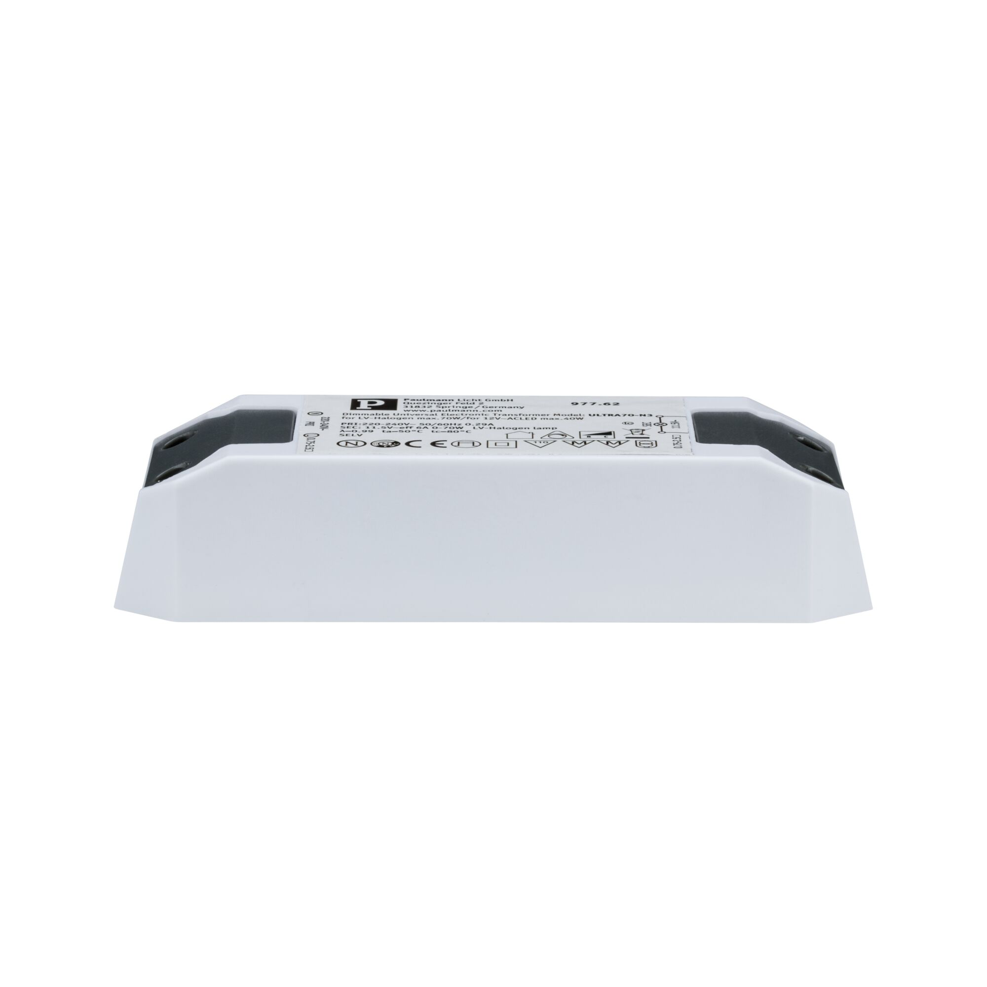 Biały transformator elektroniczny z czarnymi krawędziami, z etykietą ze specyfikacjami technicznymi.