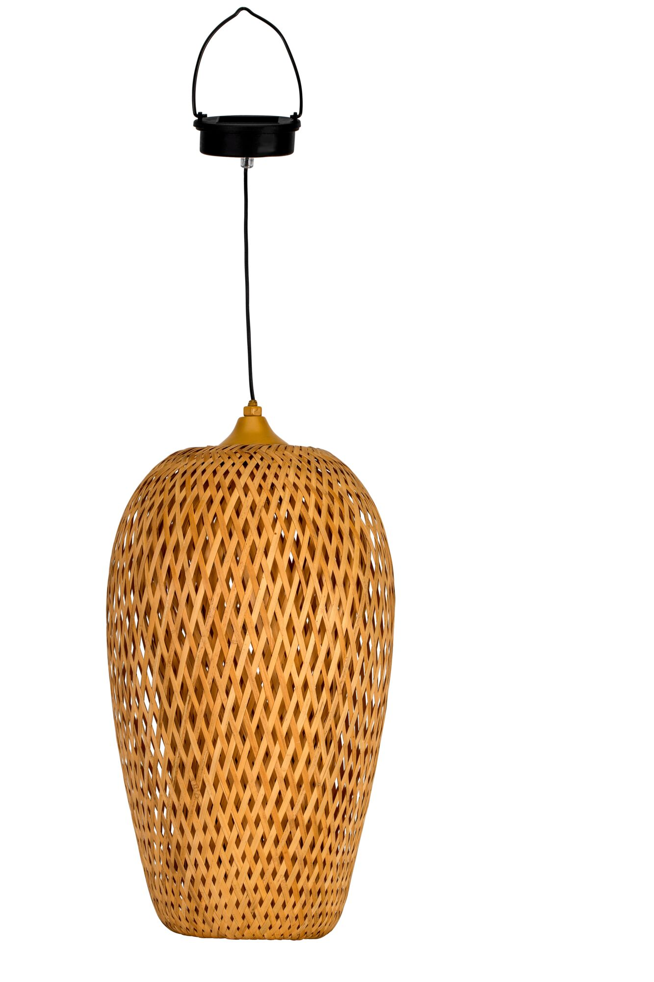 Lampa wisząca z plecionego bambusa z czarnym zawieszeniem na białym tle.