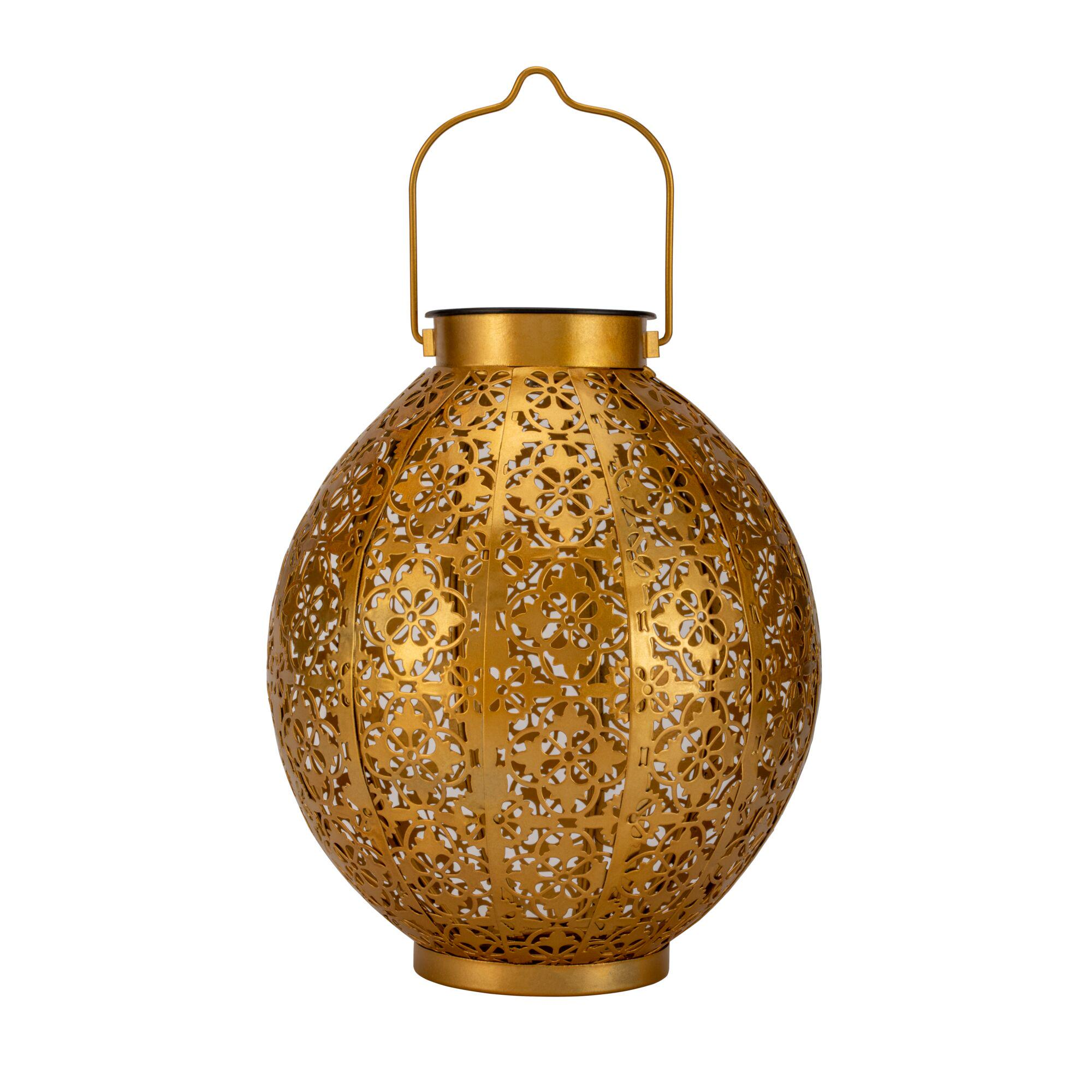 Złota latarnia ze skomplikowanym wzorem kwiatowym, na białym tle.