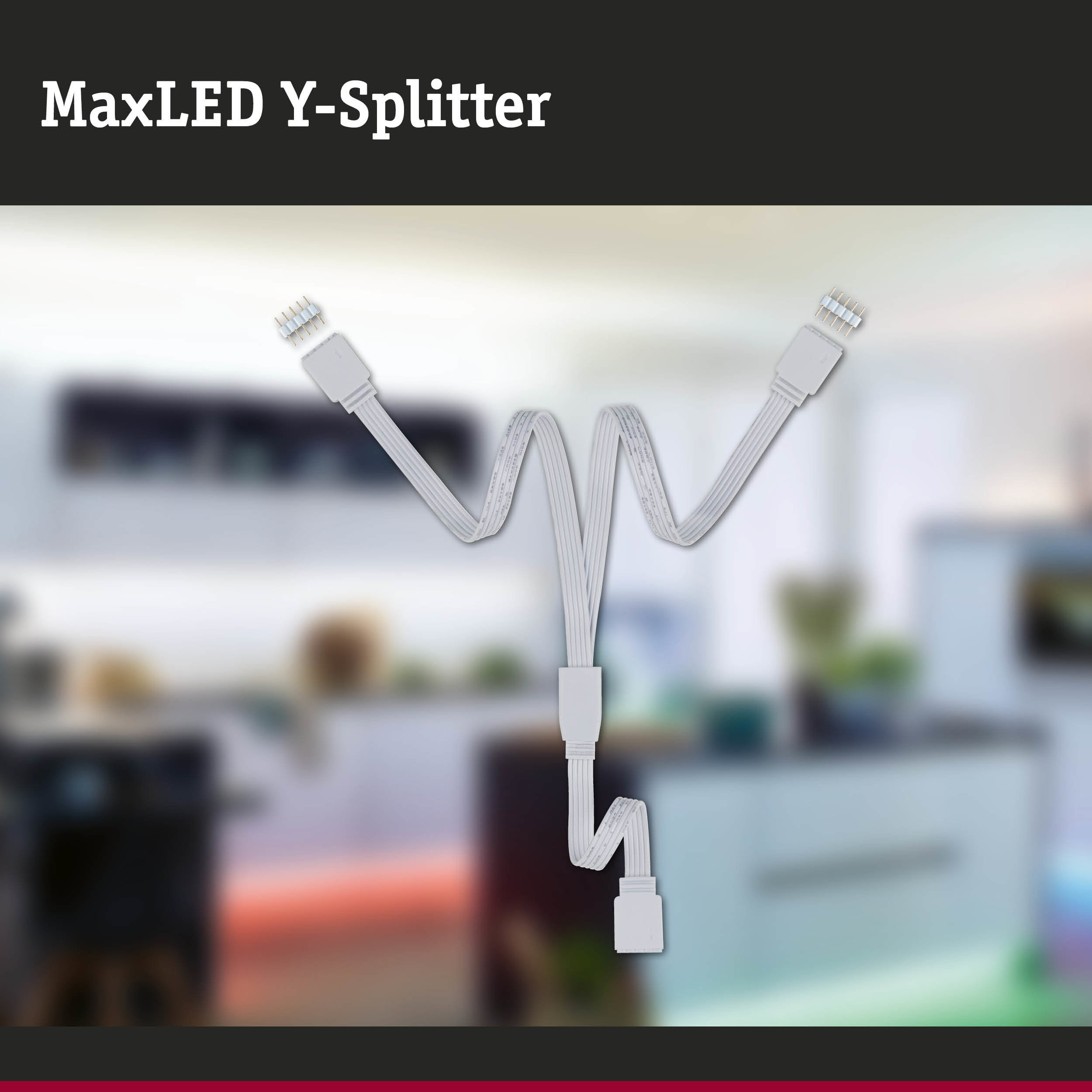Ein weißer Y-Splitter mit vier Pins, der in einem unscharfen Kücheninterieur liegt.