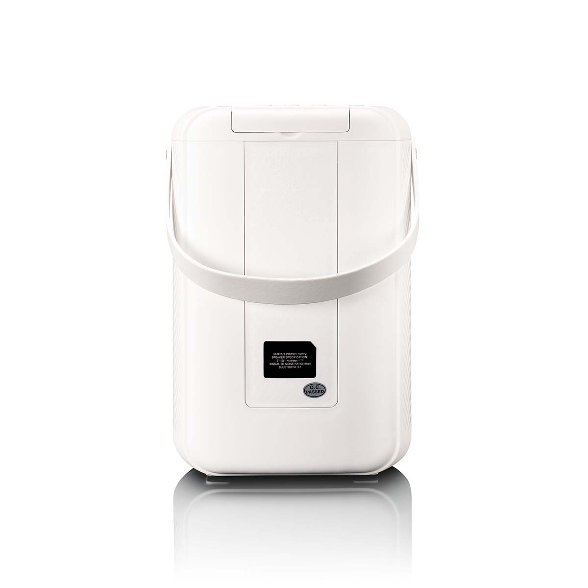 Witte koelbox met handvat en technisch etiket. Kwaliteitscontrole geslaagd.