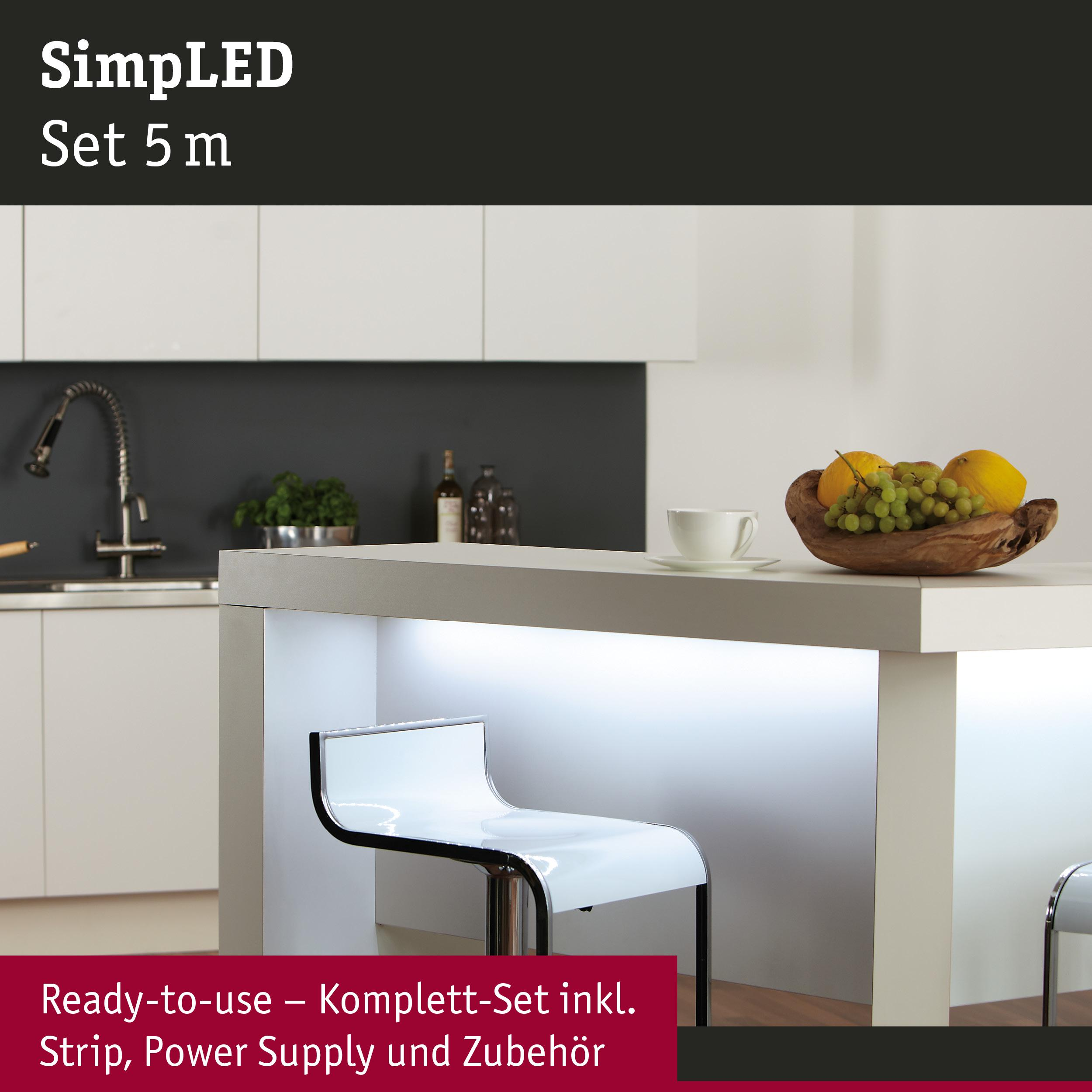 Moderne Küche mit Bar, Obstschale und weißem Hocker. LED-Beleuchtung.