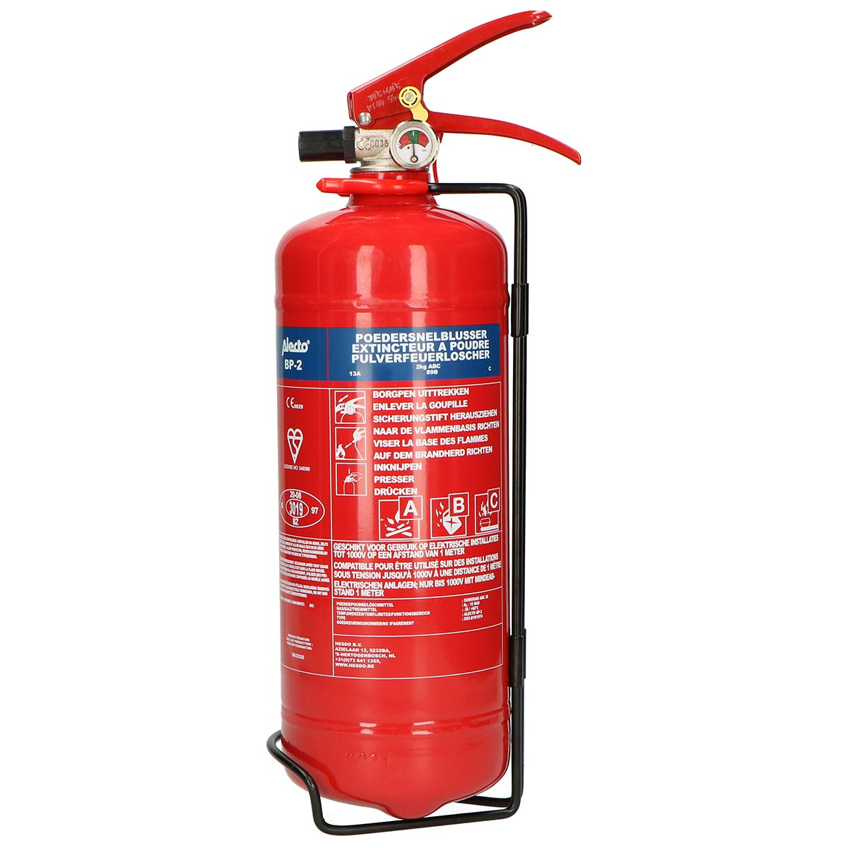Un extincteur rouge avec support noir et manomètre. Étiquette avec instructions.