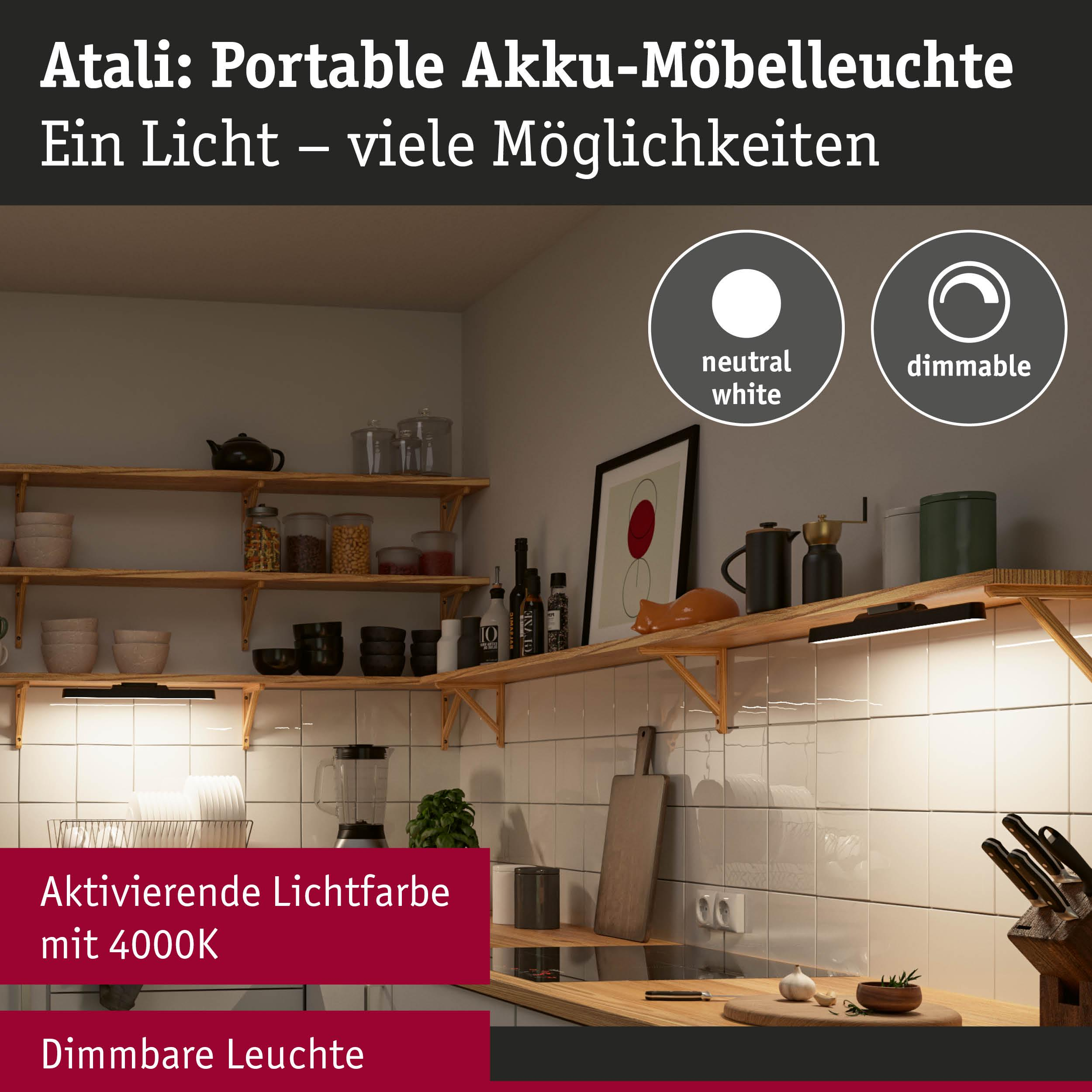 Eine Küche mit Holzregalen, darauf Geschirr und Lebensmittel. Eine Lampe leuchtet.