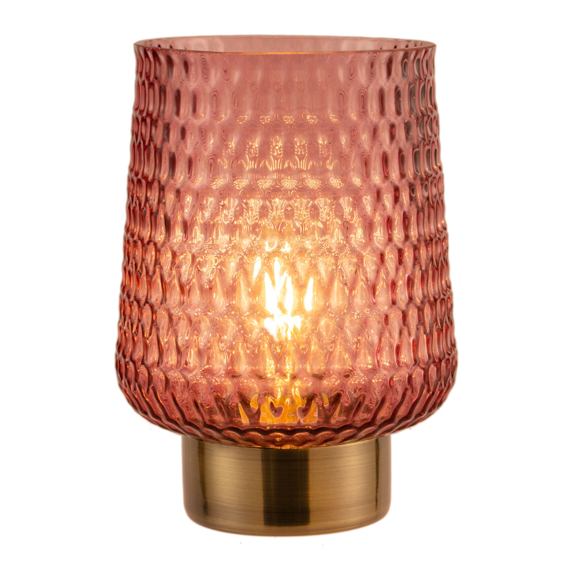 Różowa szklana latarenka z tłoczonym wzorem i mosiężną podstawą, emituje ciepłe światło.