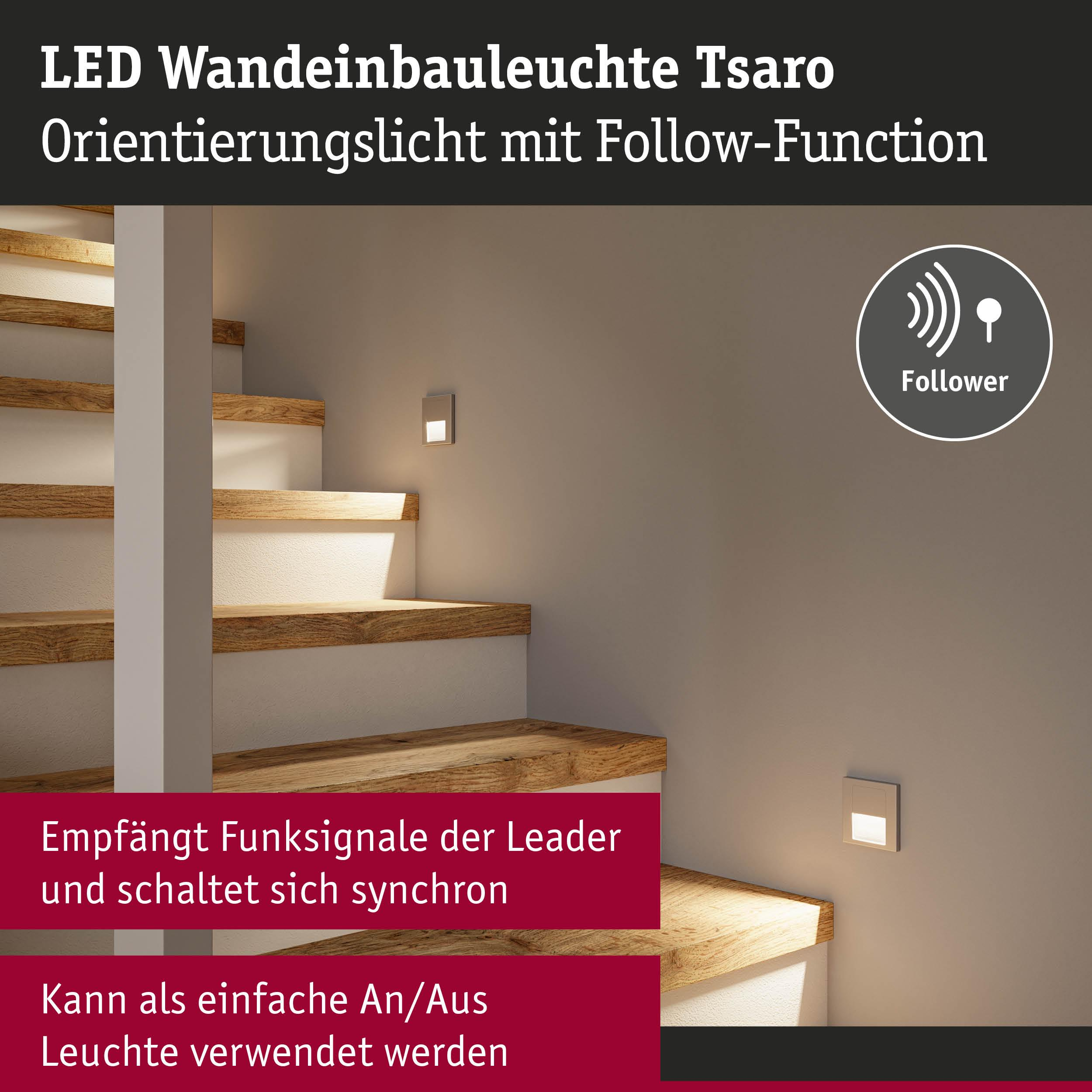 LED-Wandlampe mit Follow-Funktion beleuchtet Holzstufen einer Treppe.
