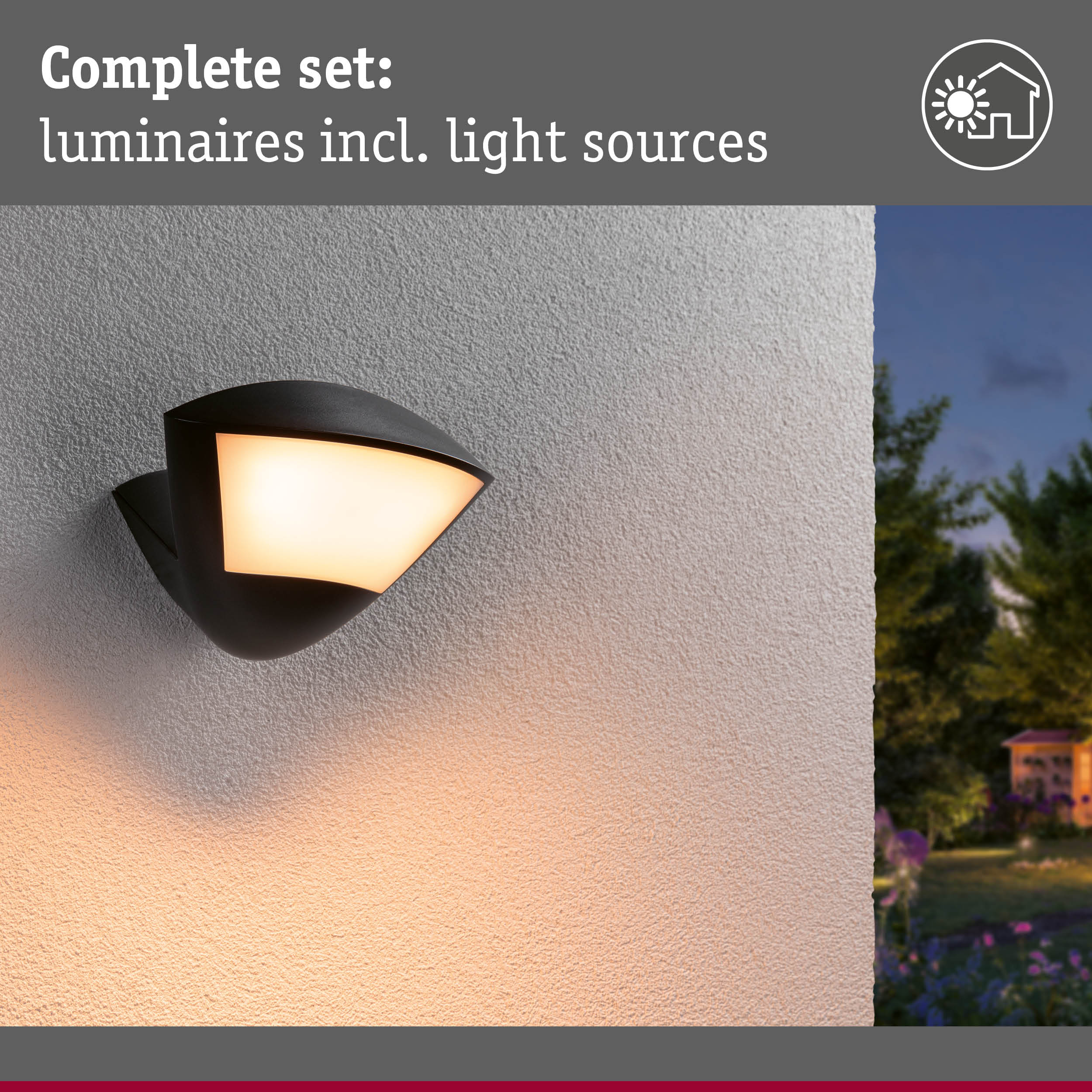 Czarna lampa ścienna oświetla teksturowaną ścianę, ogród w tle.