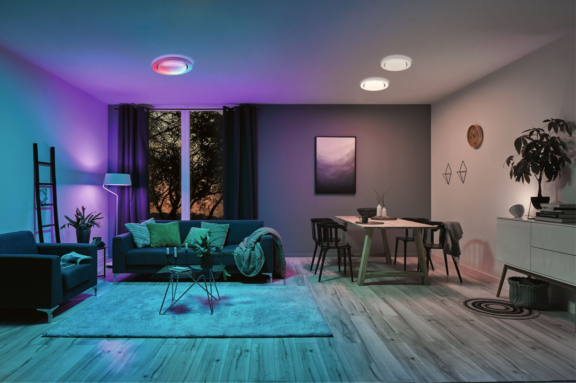 Un soggiorno moderno con illuminazione d'atmosfera colorata, divano, sedie e tavolo da pranzo.