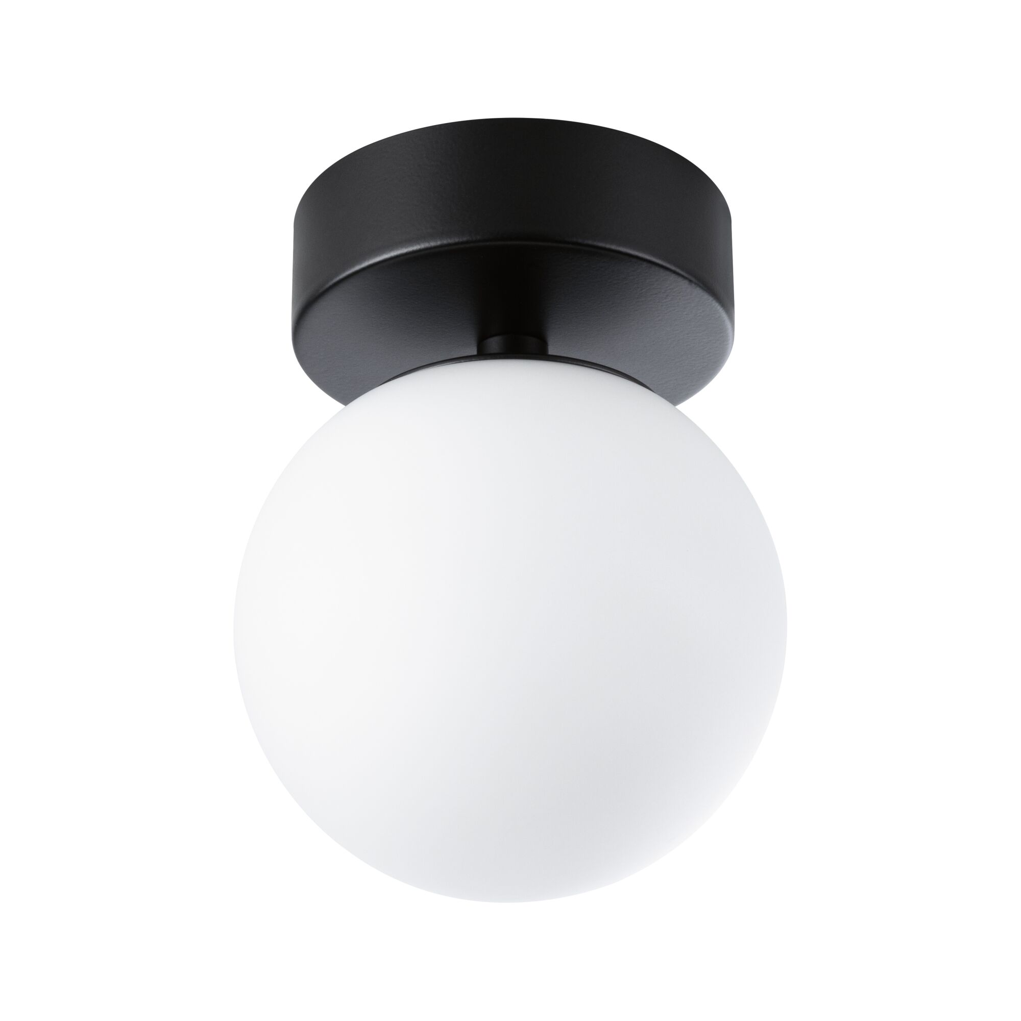 Czarna lampa sufitowa z okrągłą, białą kulą szklaną.