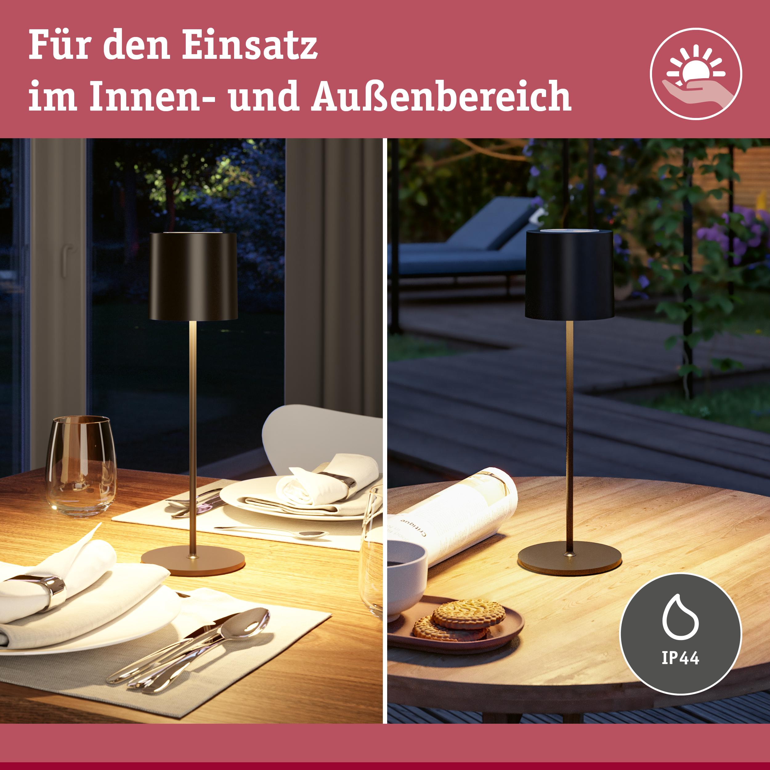 Dwie sceny: lampa wewnątrz przy stole i na zewnątrz na stole tarasowym z leżakiem.