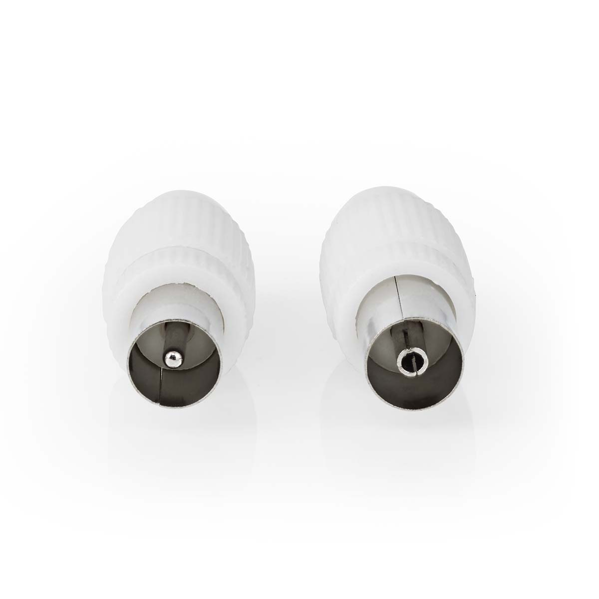 Zwei weiße Antennenstecker mit silbernen Metallspitzen, auf weißem Hintergrund.