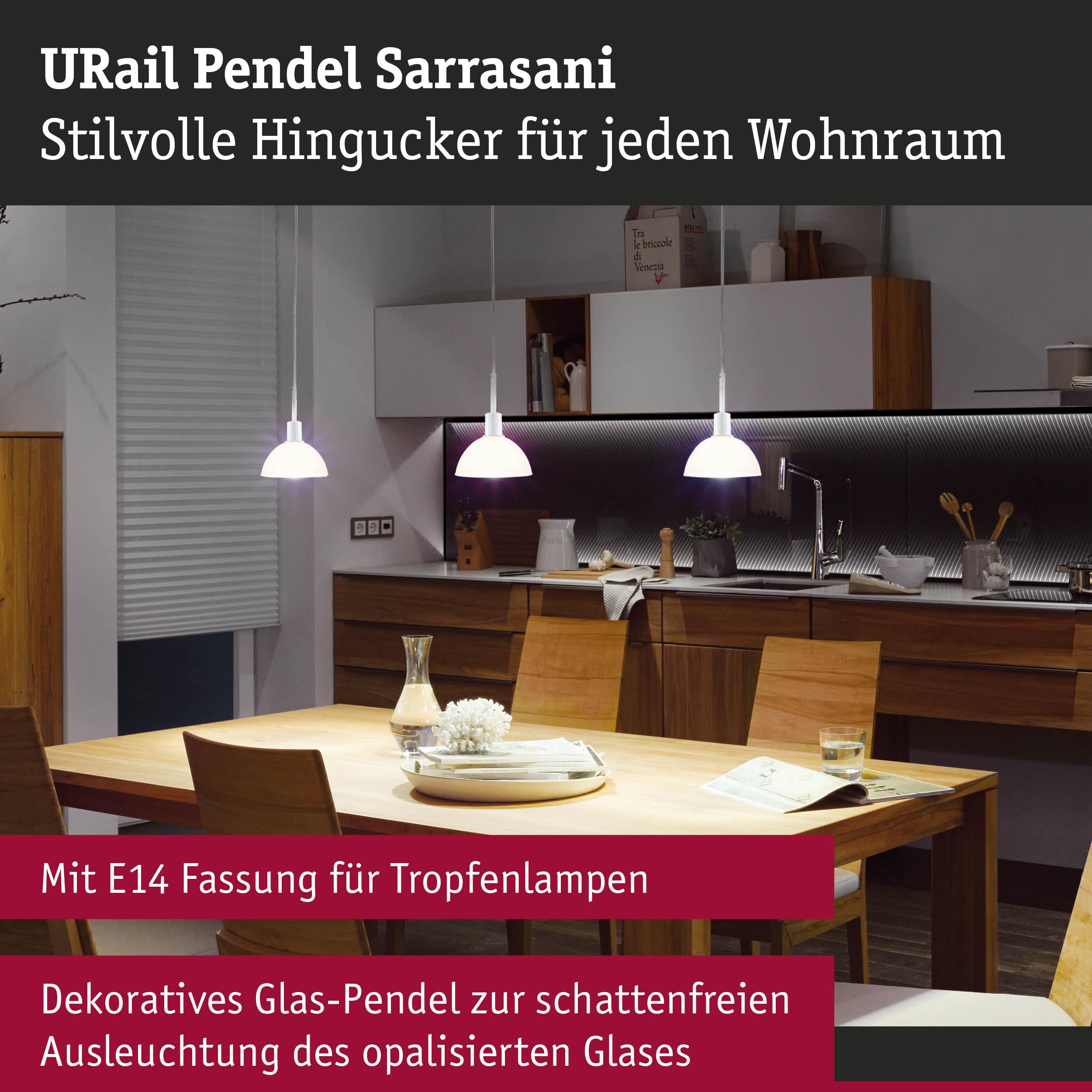 Esstisch mit Holzstühlen, moderne Küche mit Hängeleuchten.