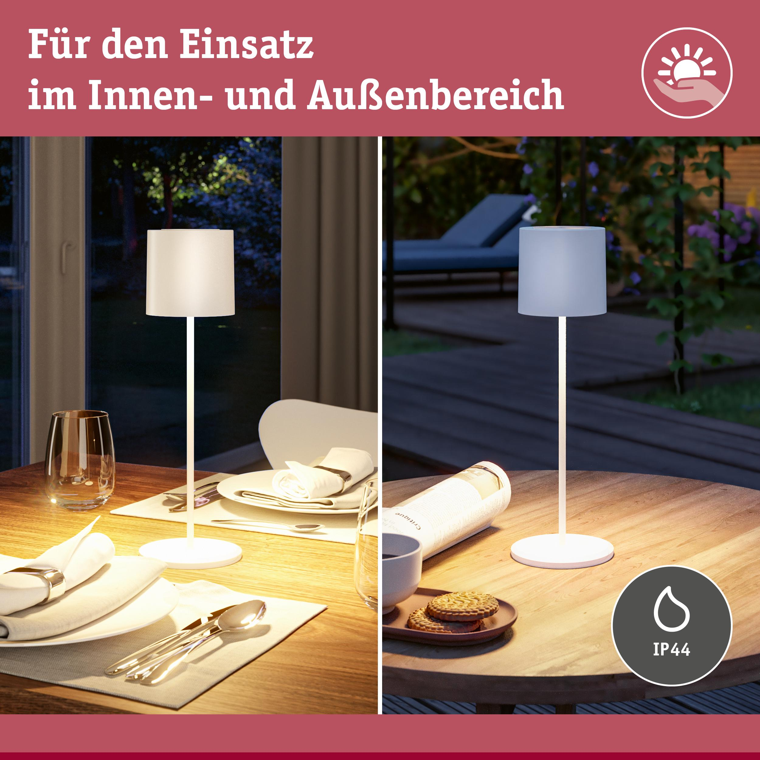 Dwie sceny pokazują lampę wewnętrzno-zewnętrzną, jedną wewnątrz i jedną na zewnątrz.