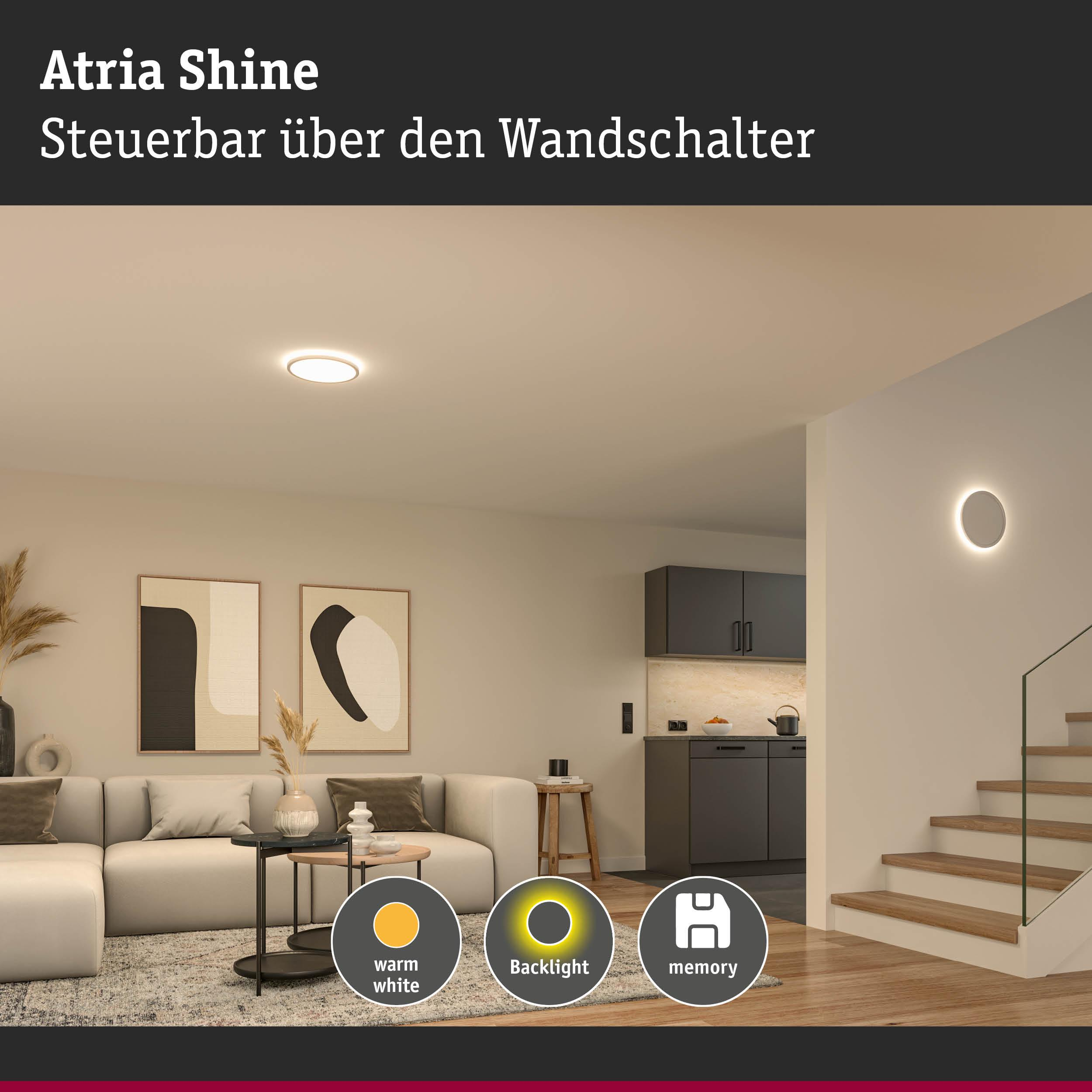 Modernes Wohnzimmer mit Sofa, Couchtisch, Kunst und Treppe. Leuchten werden gezeigt.