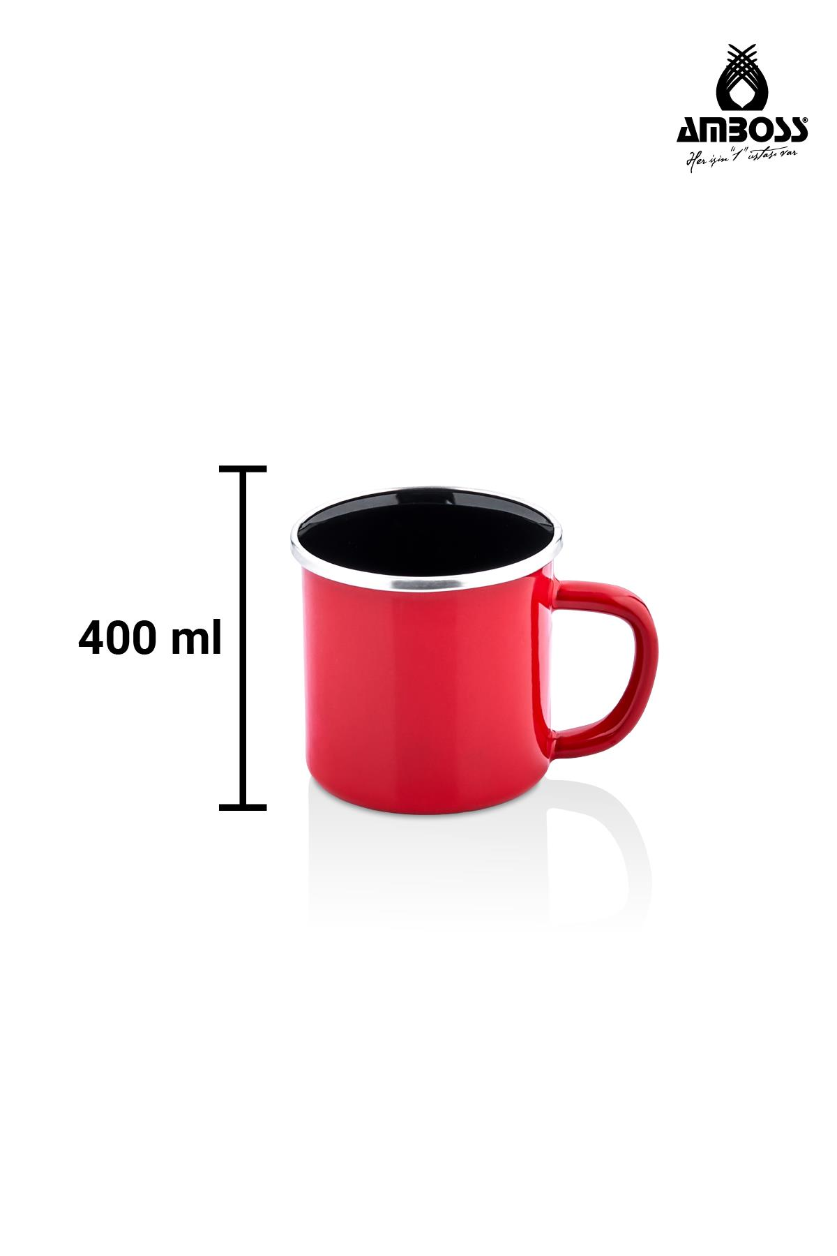 Siyah kenarlı ve kulplu kırmızı emaye kupa, 400 ml kapasiteli.