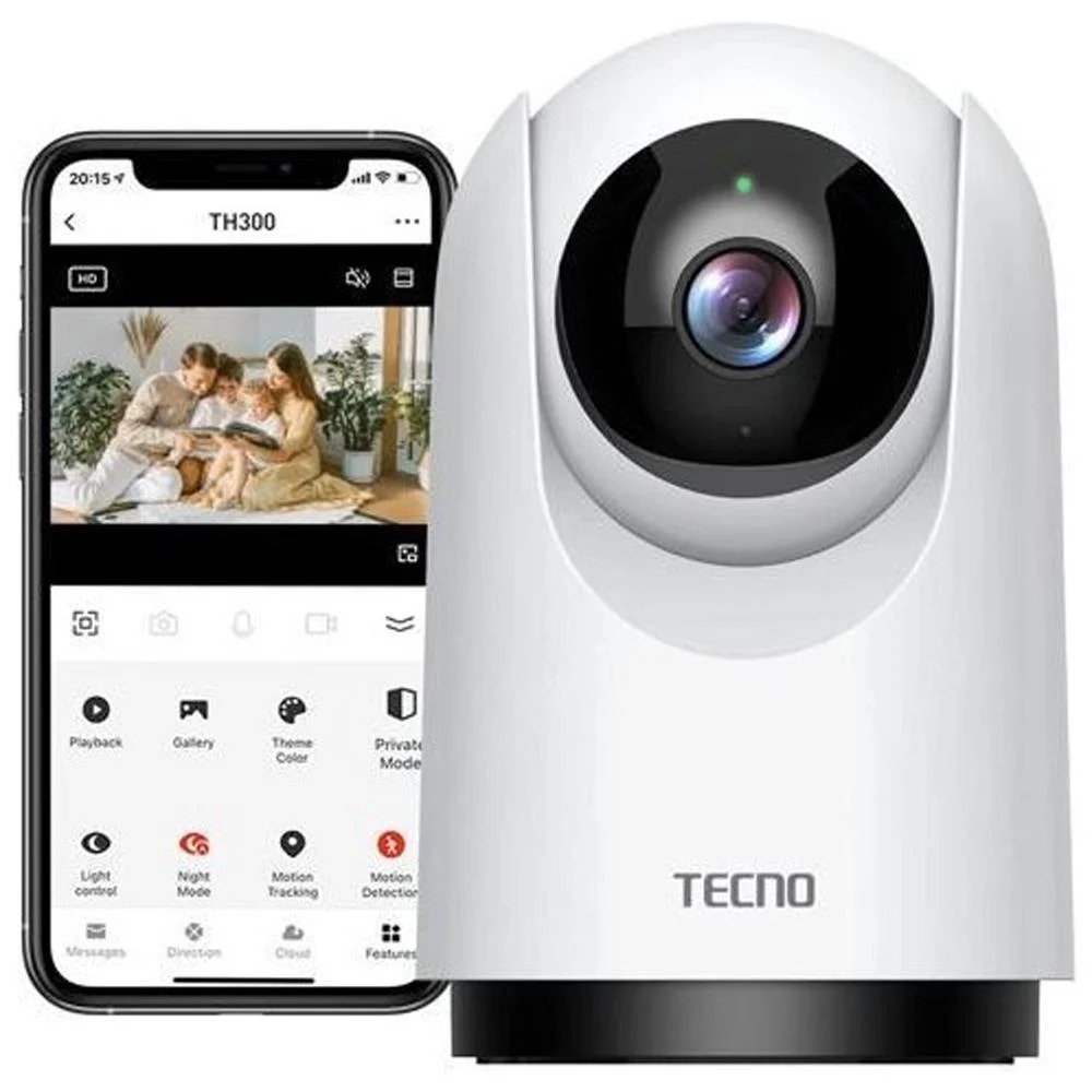 Bir aileyi gösteren akıllı telefonun yanında beyaz bir TECNO güvenlik kamerası.