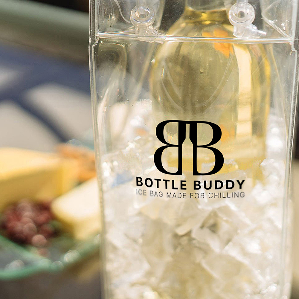 Buzlu, şeffaf şişe soğutucu çanta, bir şişe şarap ve 'Bottle Buddy' logosu.