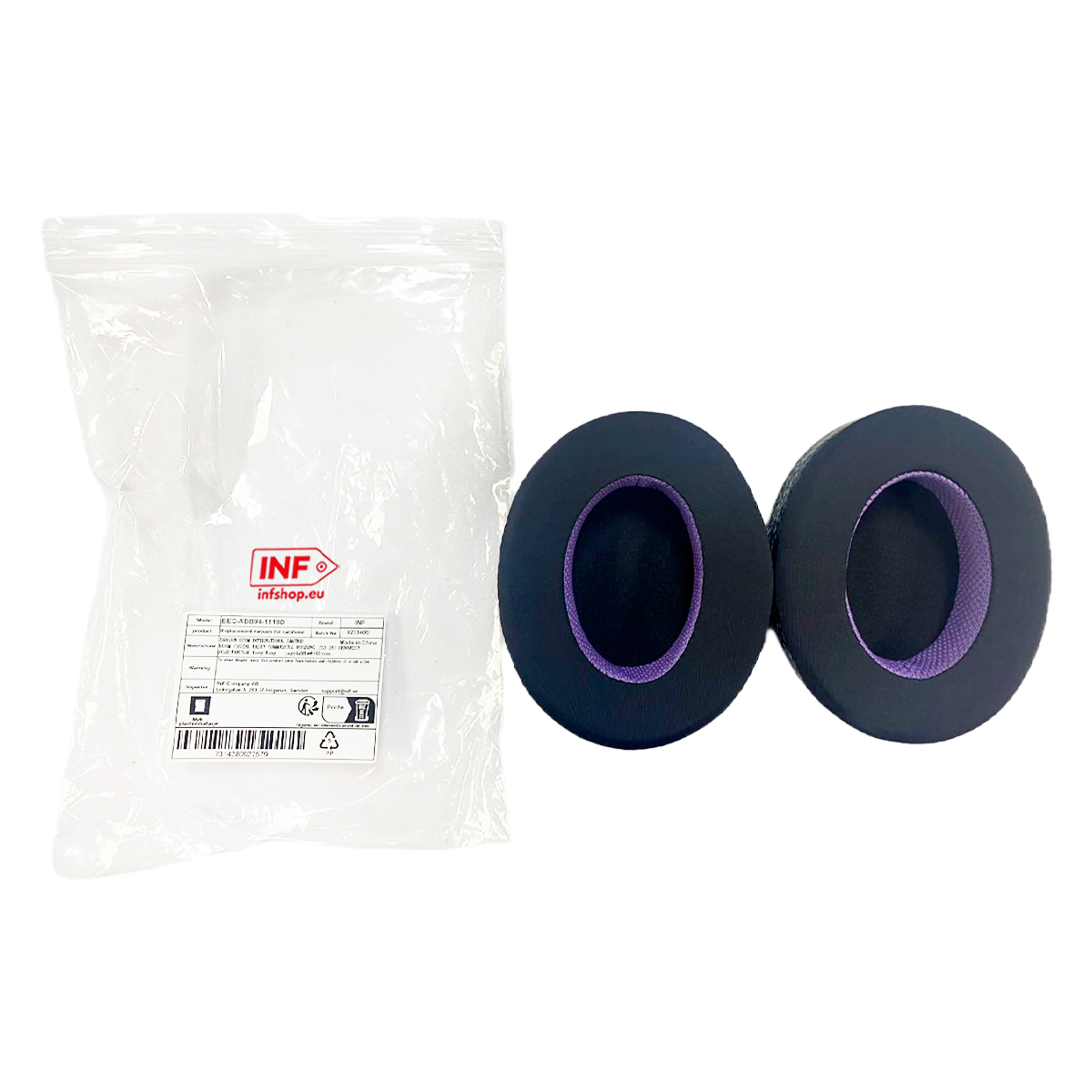 Due cuscinetti auricolari neri con bordo viola giacciono accanto a un sacchetto di plastica.