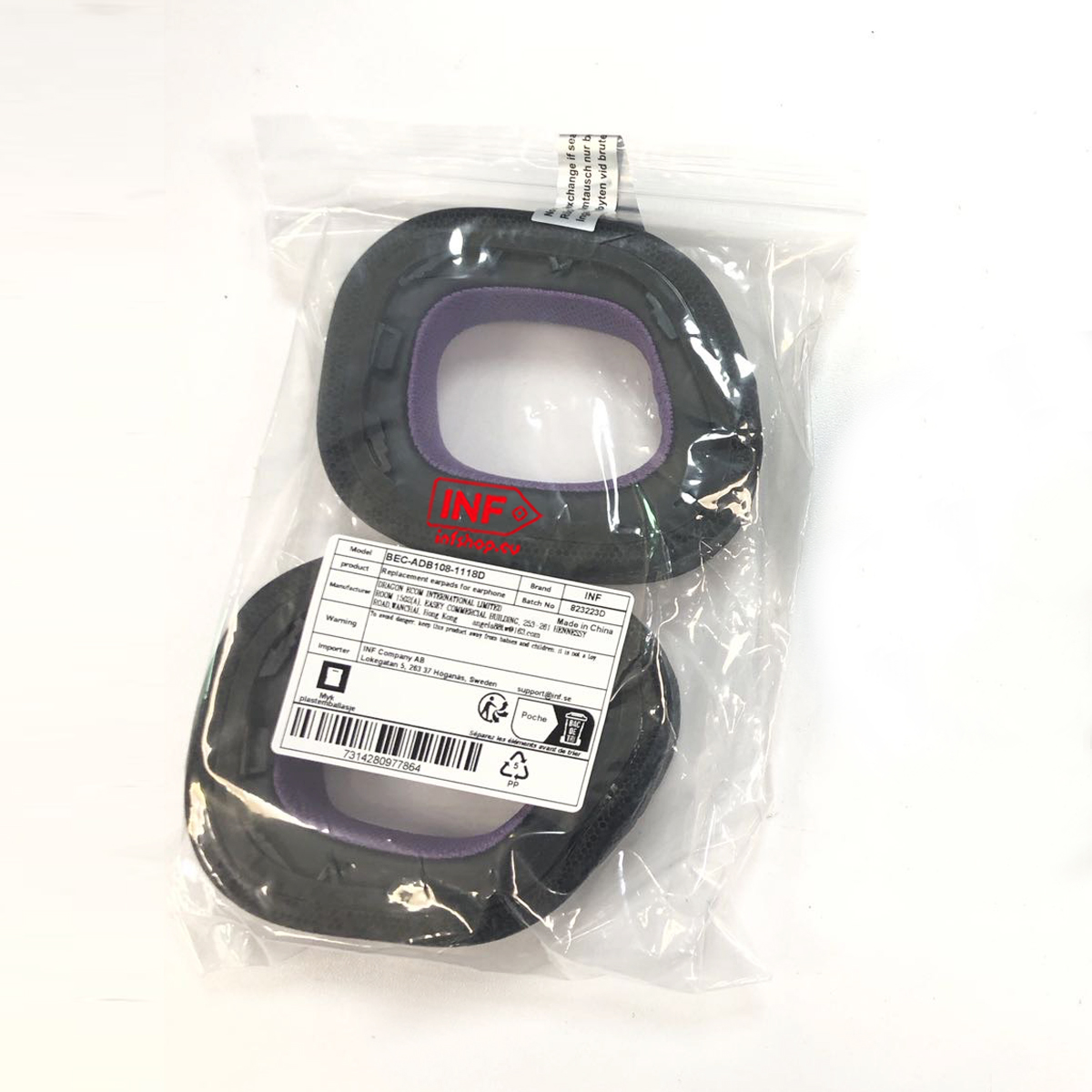 Zwei schwarze Ohrpolster mit lila Innenfutter in Plastikverpackung, Modell BEC-ADB108-1118D.