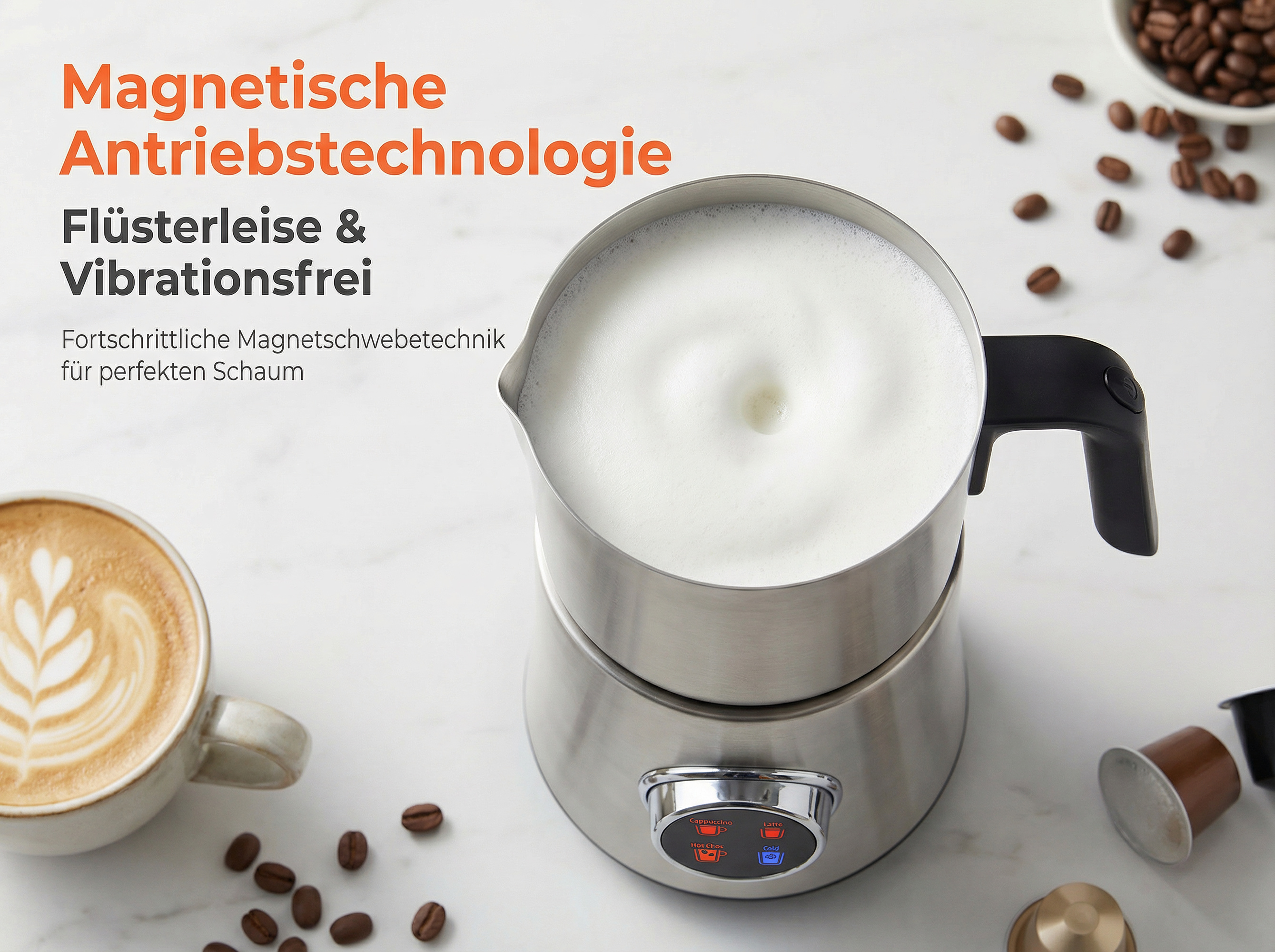 Ein Milchaufschäumer mit Milchschaum, daneben eine Kaffeetasse und Kaffeebohnen.